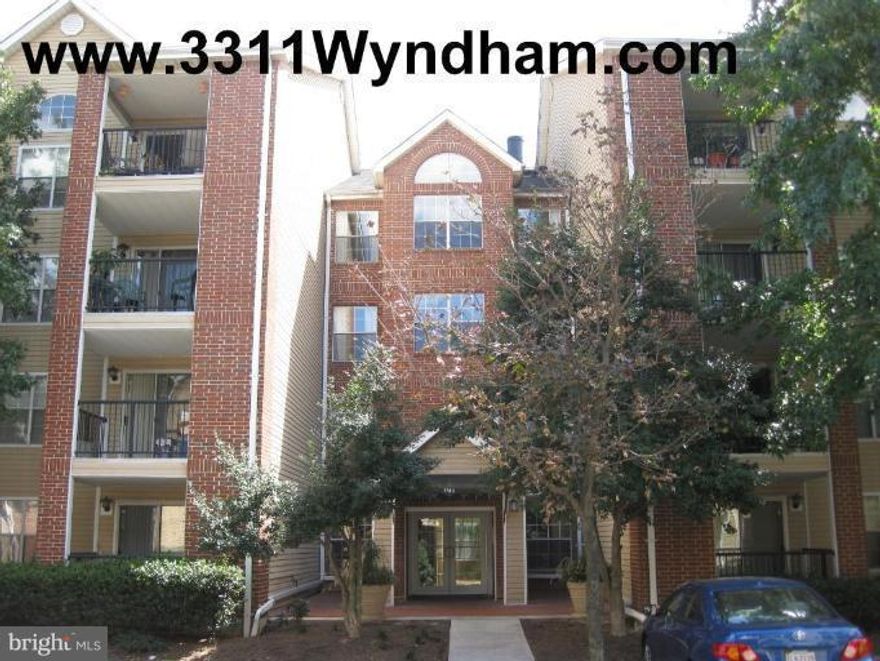 .Renter moving out on 28th June,CONDO TO BE VACANT BEFORE CLOSING,MOTIVATED SELLER,STUNNING 2ND FLR RENOVATED UNIT WITH WOOD FLOORS, FP, CEILING FANS, BONUS SUNROOM/DEN, GORGEOUS MASTER BATHROOM WITH CER TILE AND WHITE VANITIES, LARGE W-I CLOSET. KITCHEN W/MAPLE CABINETS, CERAMIC TILE AND CORIAN COUNTERS. ONE RESERVED GARAGE PARKING, SENTRY BOX ON REALTOR BAR NEAR OFFICE(MAIN GATE)