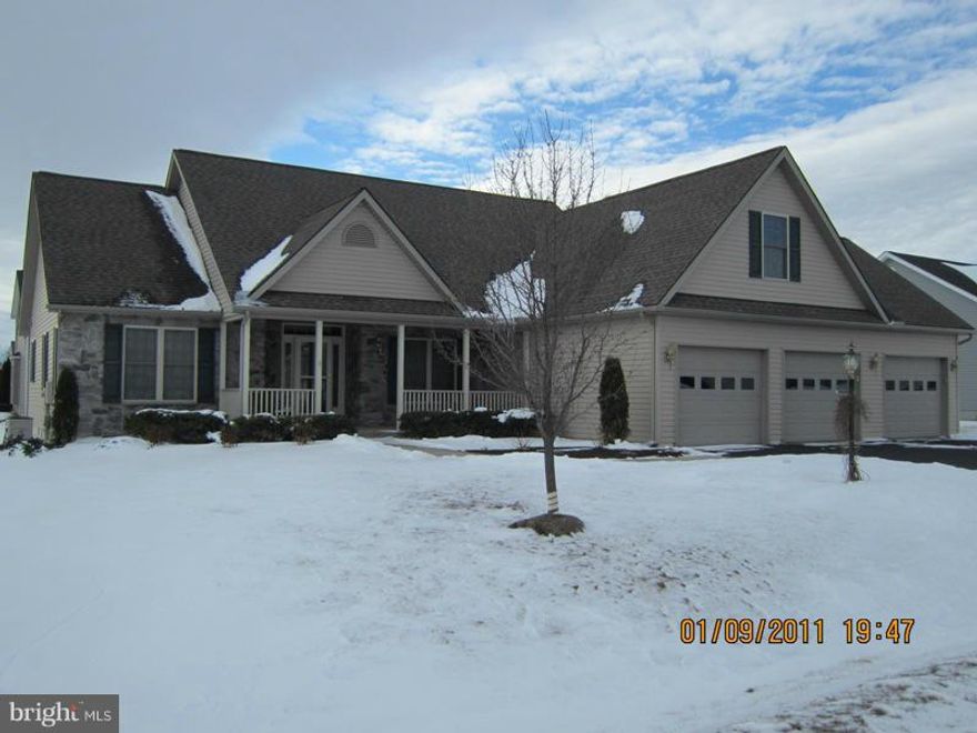 Beautiful open floor plan, one owner home, with 1 yr old upgraded kitchen appliance, corian counters, convection & regular oven.Split bedroom plan, 2 walk in closets in master suite, garden tub, large shower, double vanity. Great room with cathedral ceiling. 4th bedroom or office above 3 car garage  Large screened patio with tile flooring. Gorgeous yard and landscaping. Near shopping & schools