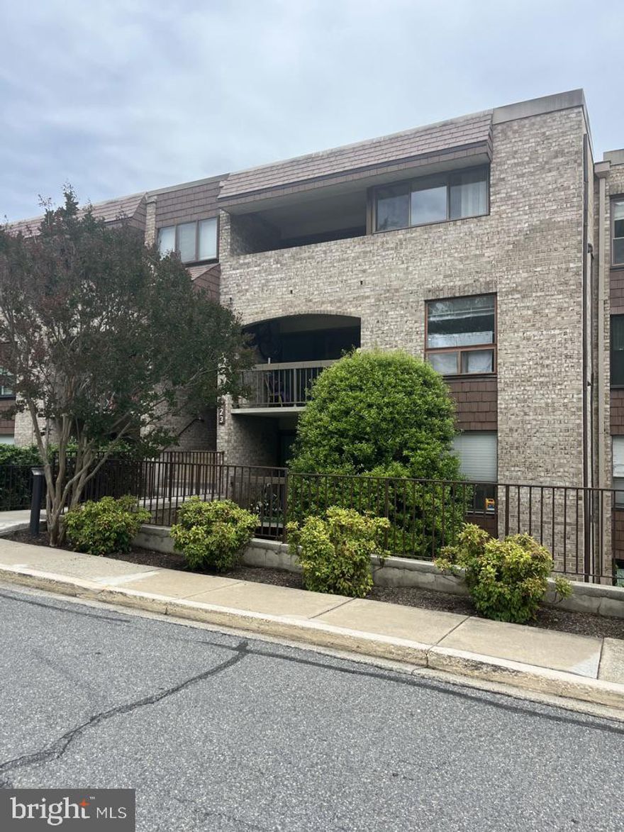 Investor Special! Spacious 3BR/2BA Condo with Great Potential – Sold "As Is"
Calling all investors or buyers looking to create their own space! This large 3-bedroom, 2-bath condo offers a fantastic opportunity to build equity with some TLC. The primary bathroom is a blank slate, ready for your custom design, currently unfinished with no fixtures installed, Featuring a large floor plan and a private balcony with serene views overlooking green space, this unit has great bones and endless potential. Located in a well-situated community near shopping, dining, and with quick access to major routes into downtown, the convenience is unbeatable. Bring your vision and transform this space into something truly special. Don't miss this chance to make it your own!
Property is being sold "AS IS " CASH ONLY.