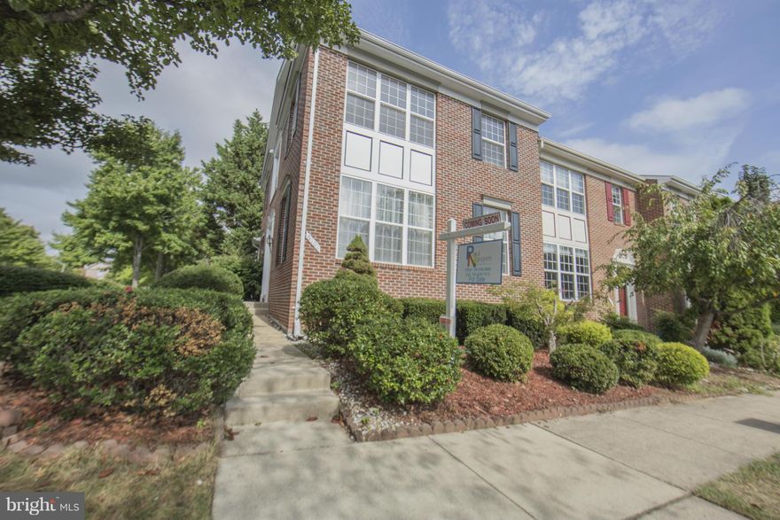 Beautiful 3 bedrooms 3.5 baths end unit town home located in the well-established Kingstowne community.  A plethora of windows and southern exposure give this home great natural lighting throughout the day.  Great community amenities located throughout Kingstowne. Conveniently located close to many shopping centers, highways and mass transit.  Recently renovated, this home is turnkey ready.