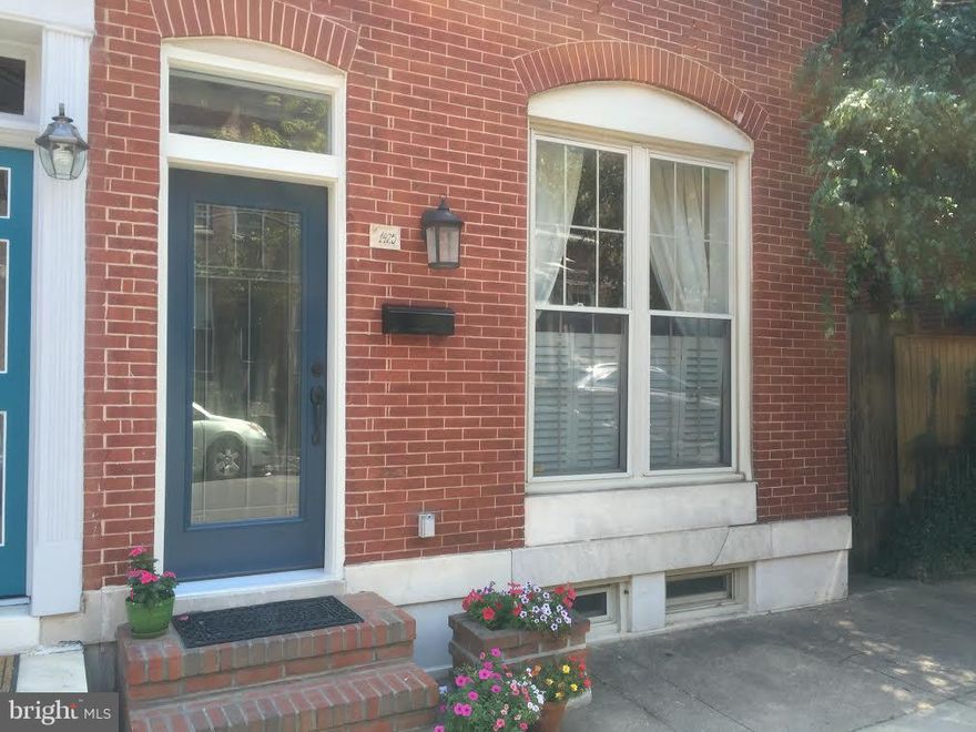 21 feet wide/semi detached on desirable Riverside Ave!  Spacious living &dining rooms*sunny kitchen w island, french doors, ample cabinets, gas stove*Hardwood floors in most rooms*Exposed brick*9 ft high ceilings. 3 large bedrooms + office nook. 2 full, 1 1/2 baths. Roof deck w Domino views! Fenced rear/sideyard great for grilling & storage. Central! Near Inner Harbor, Hospitals, 95, Under Armour.