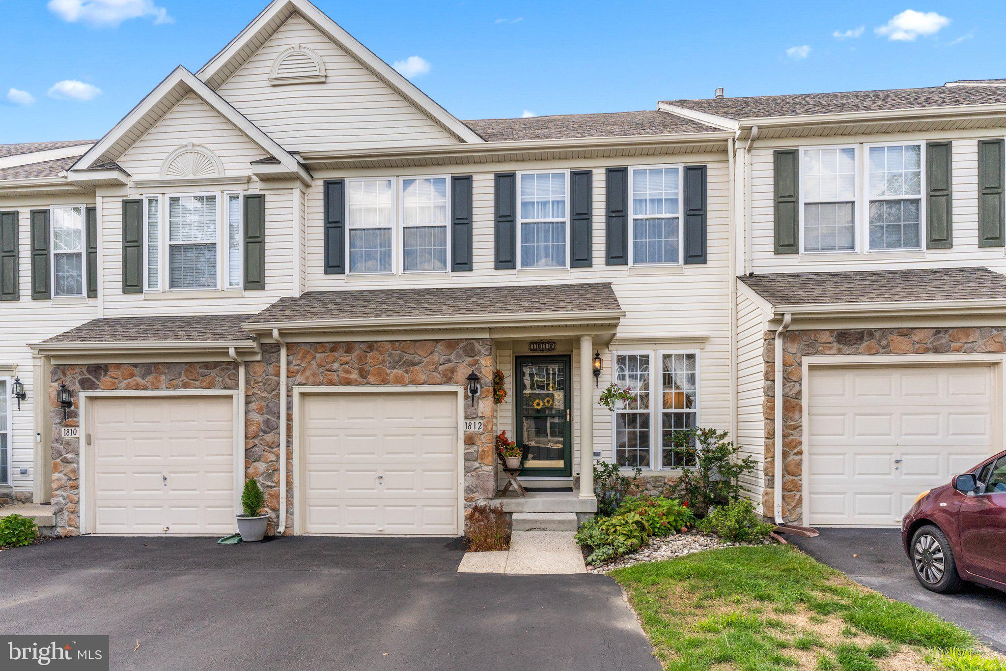 COUNTRY CLUB KNOLL - Residential