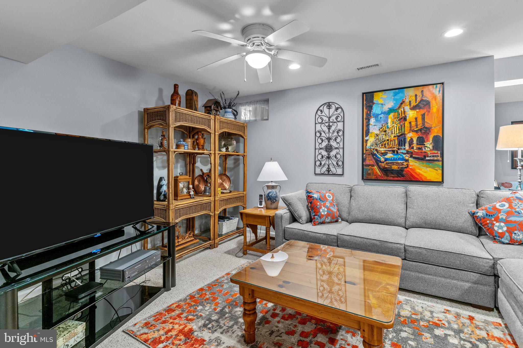 COUNTRY CLUB KNOLL - Residential