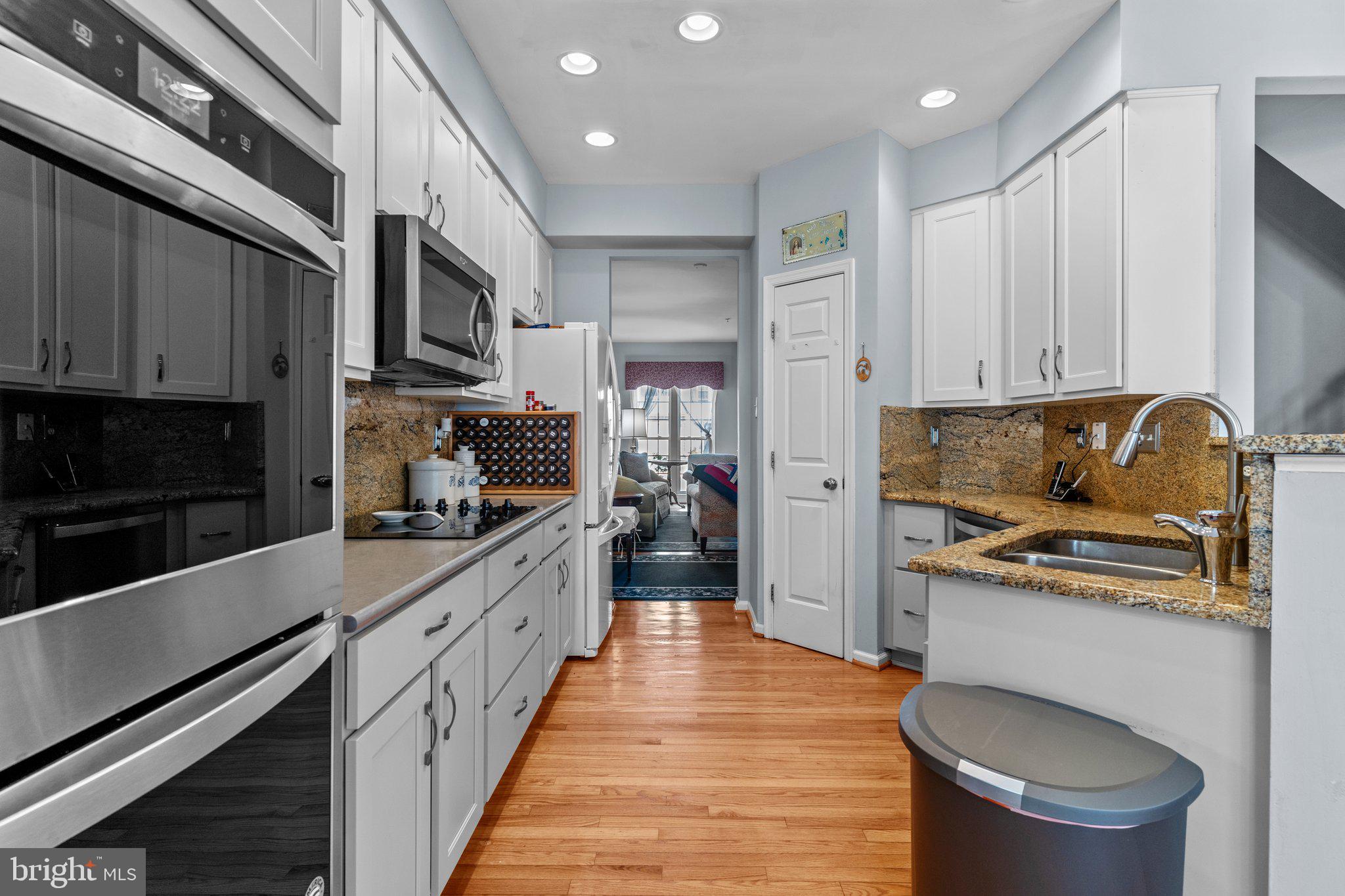 COUNTRY CLUB KNOLL - Residential