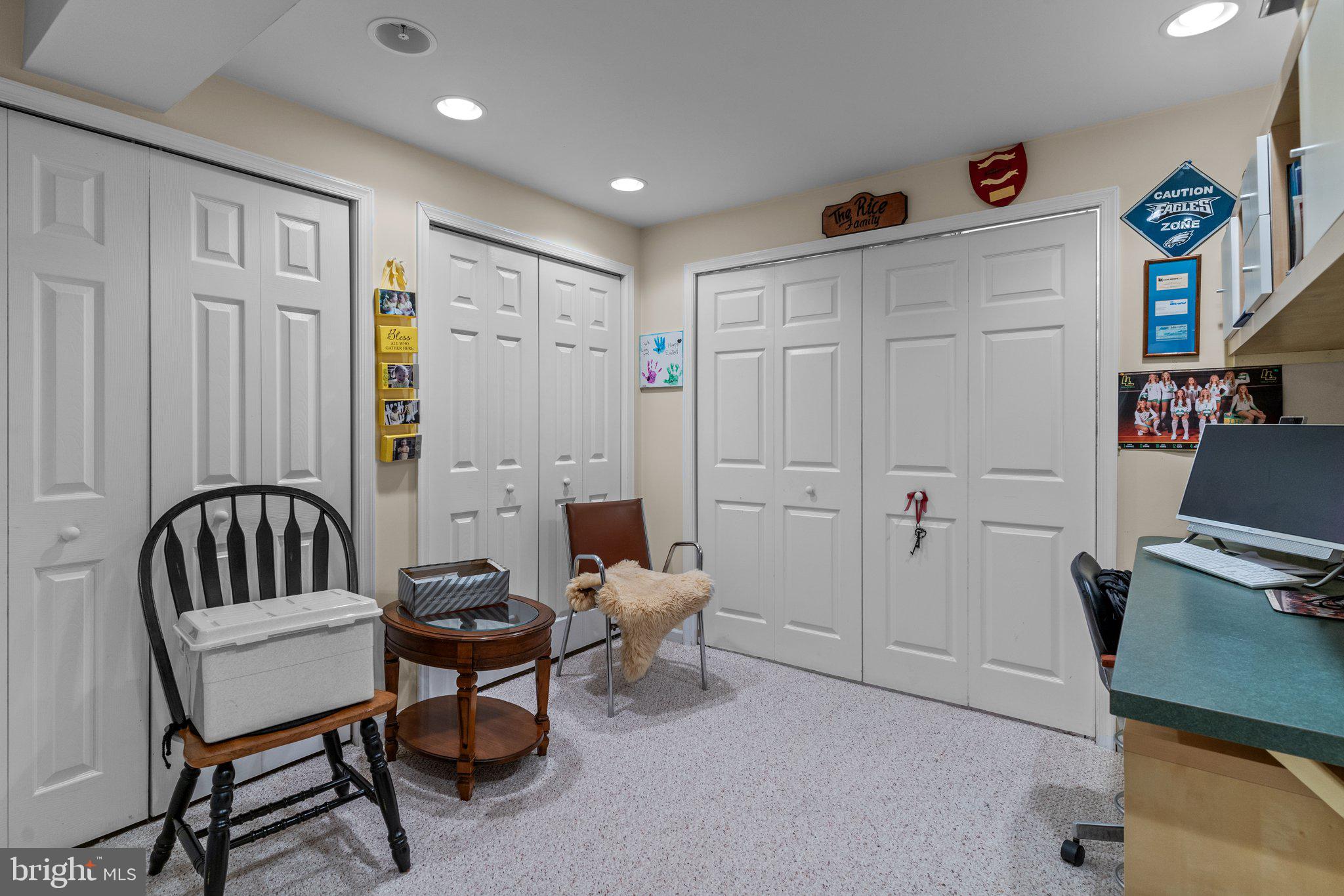 COUNTRY CLUB KNOLL - Residential