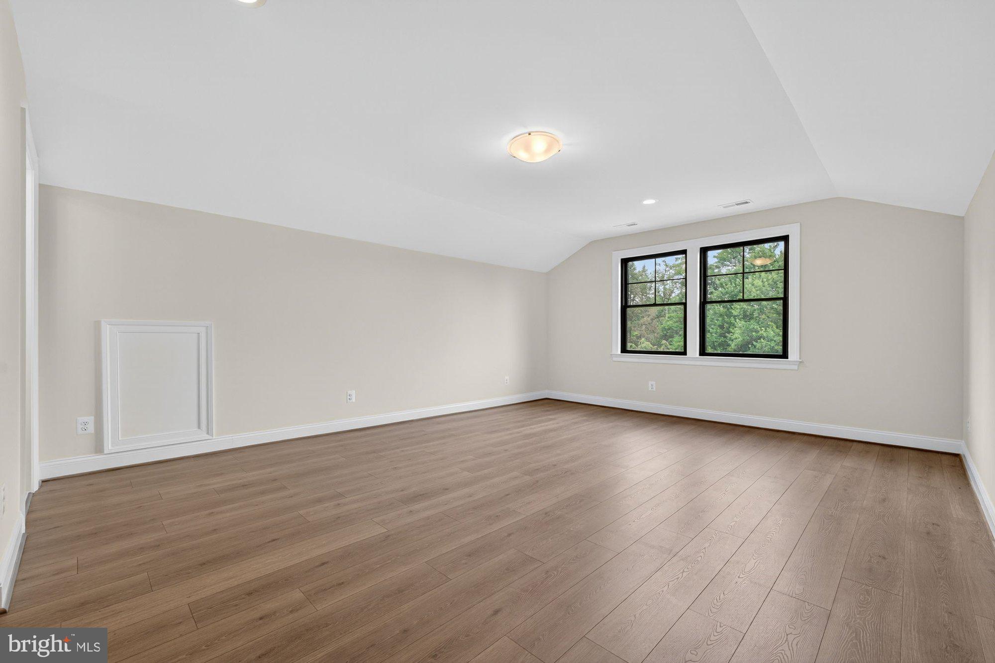 VIENNA WOODS - Residential