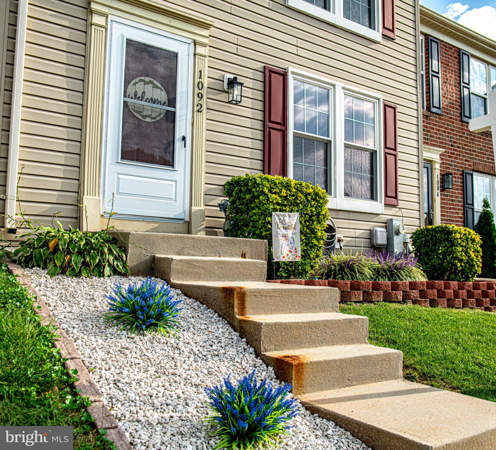 1092 JEANETT WAY