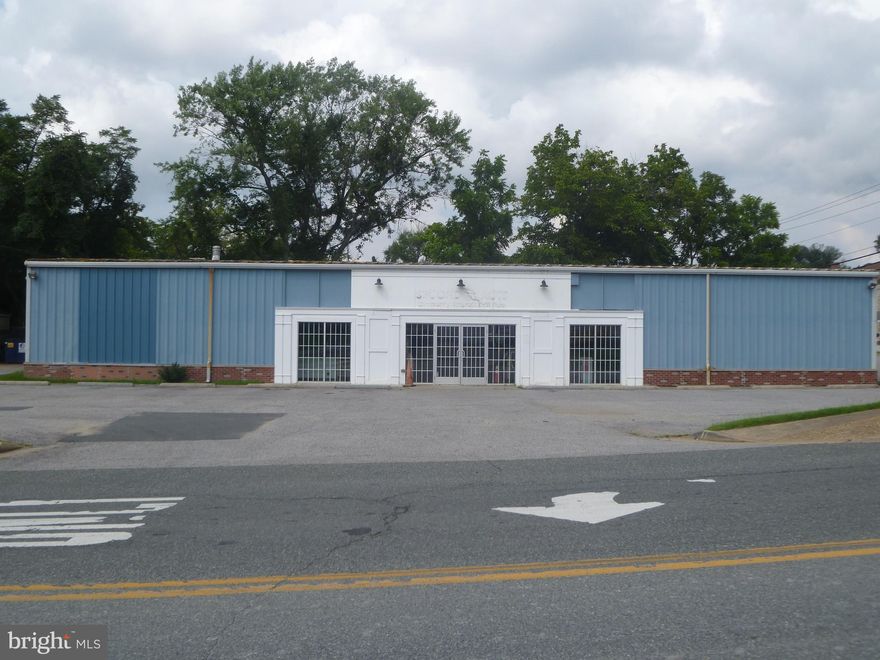Prime Commercial site located where the north and south bound lanes of US Route #1 divide.  High visibility.
Approximately 4,000 SF  of showroom area.