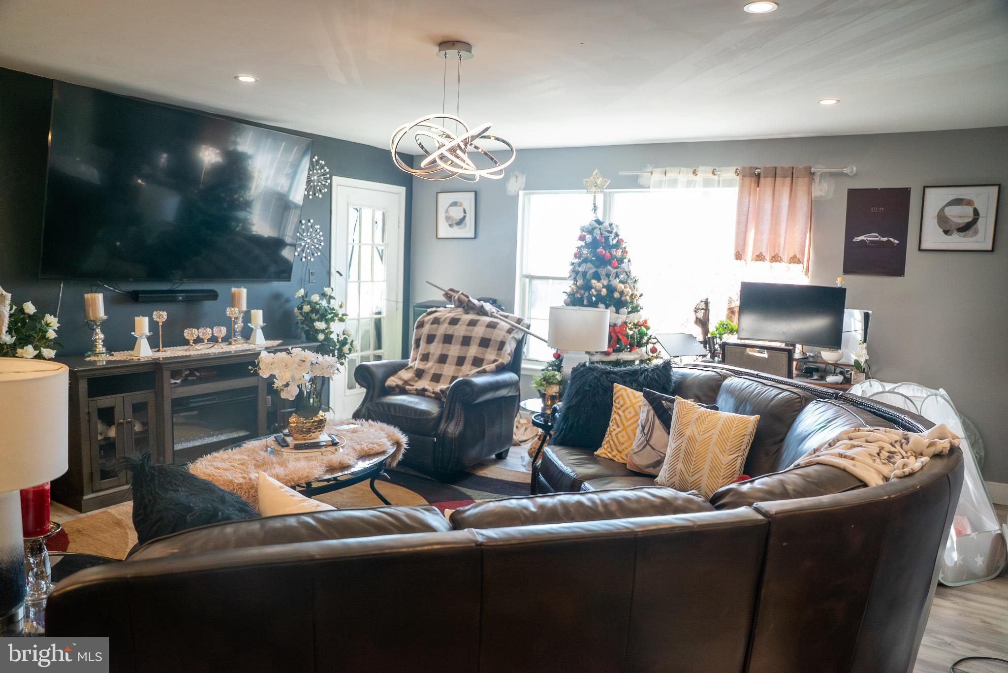 881 SCOTSWOOD COURT B