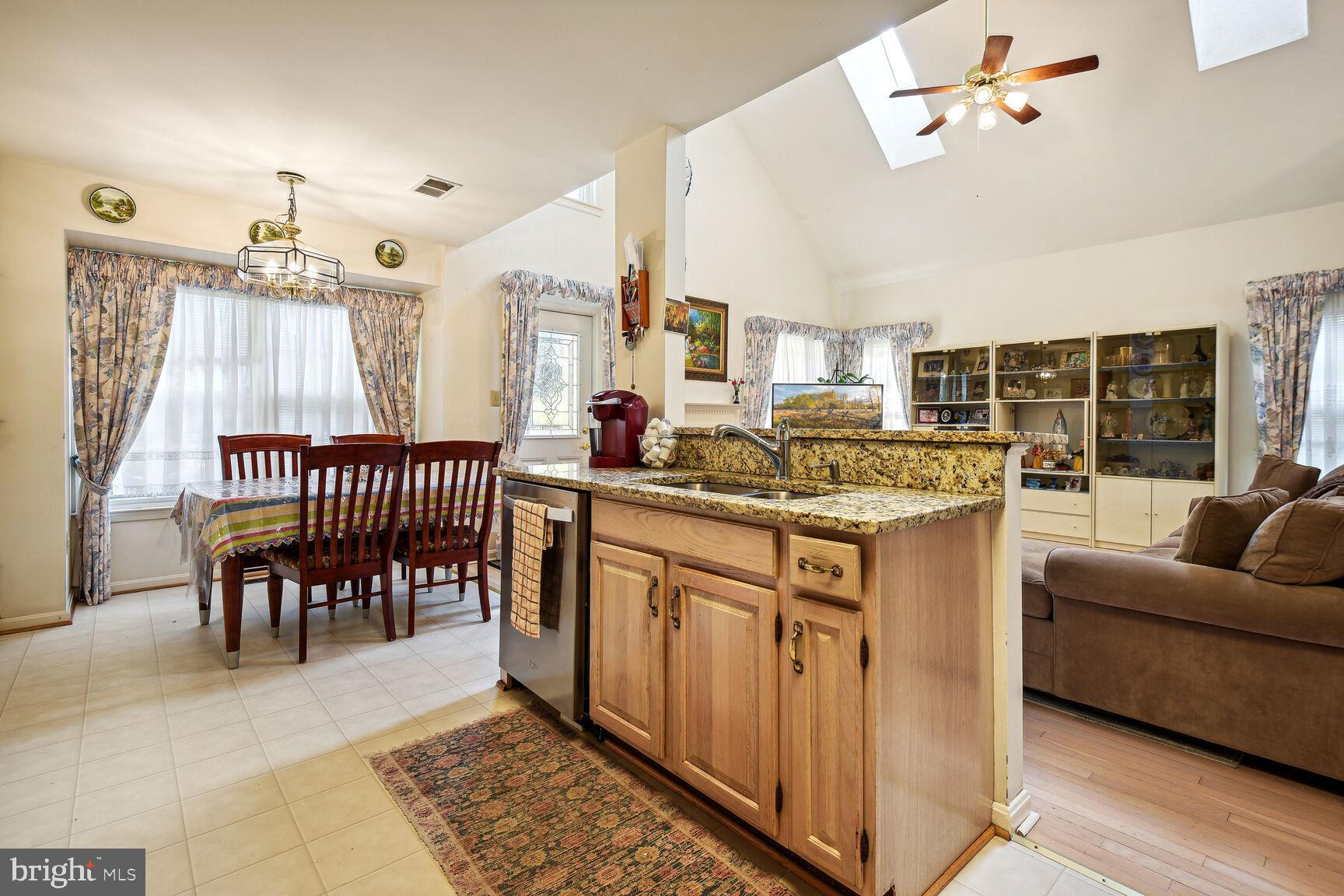 LAKE HALLOWELL - Residential