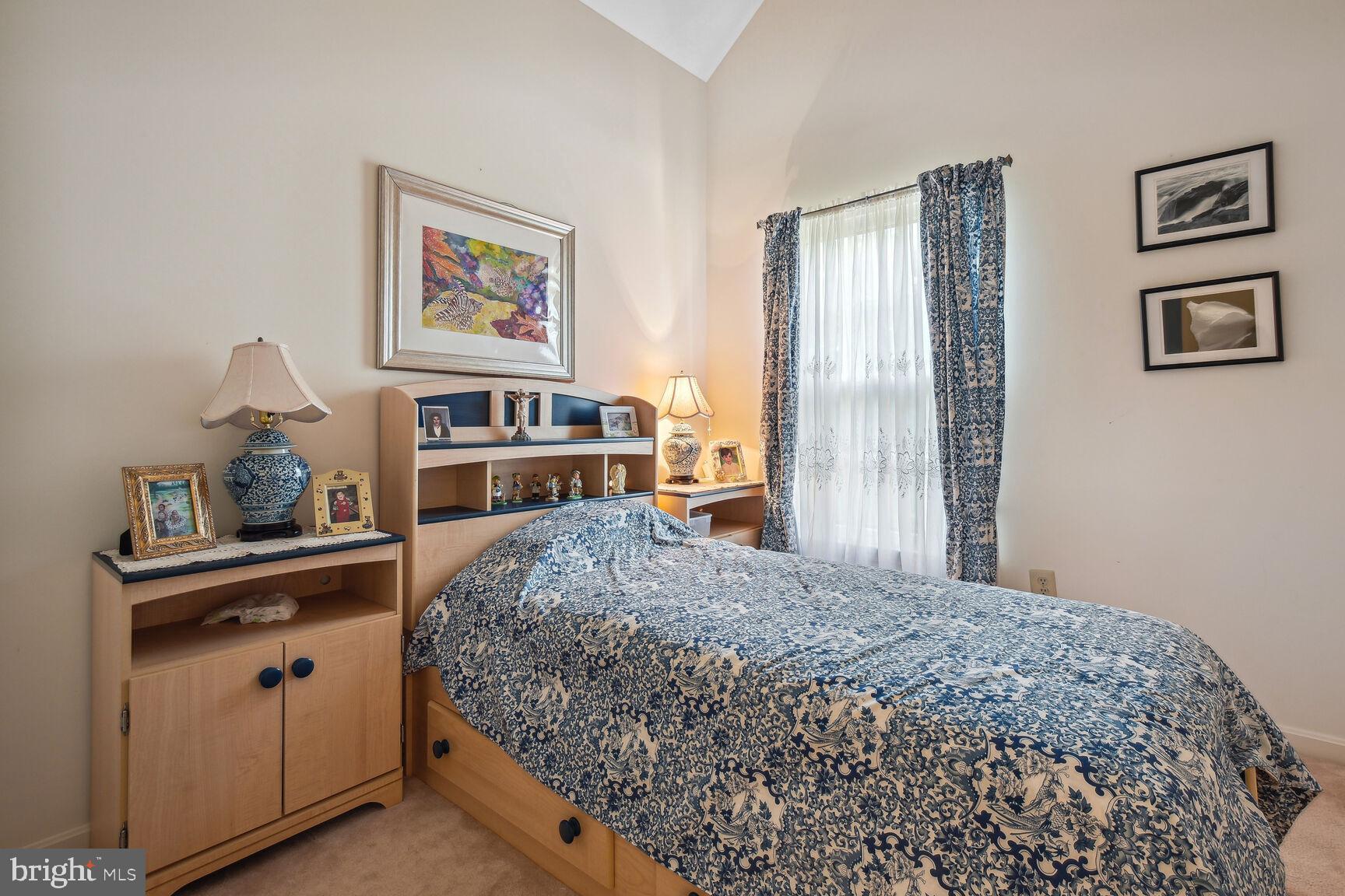 LAKE HALLOWELL - Residential