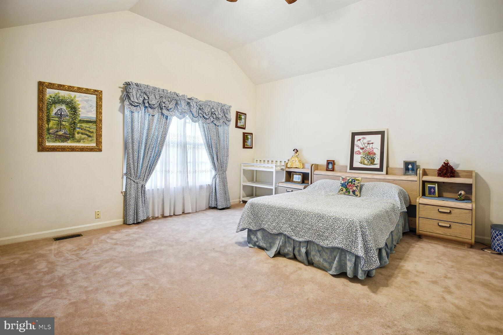 LAKE HALLOWELL - Residential