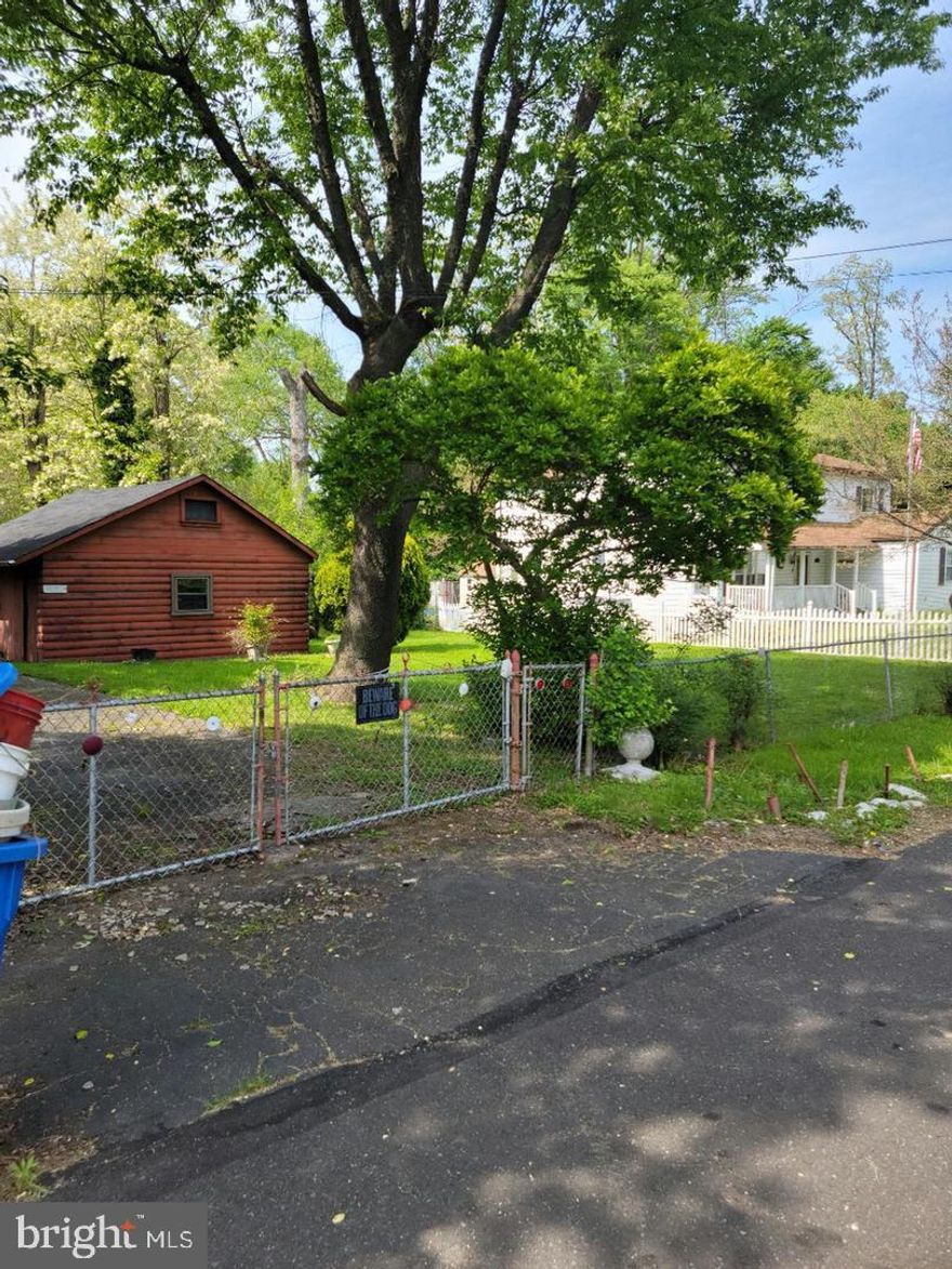 R2 zoned lot with a creek! 75’x200’ on a quiet residential street. The lot currently has a driveway, a barn and grass/trees.