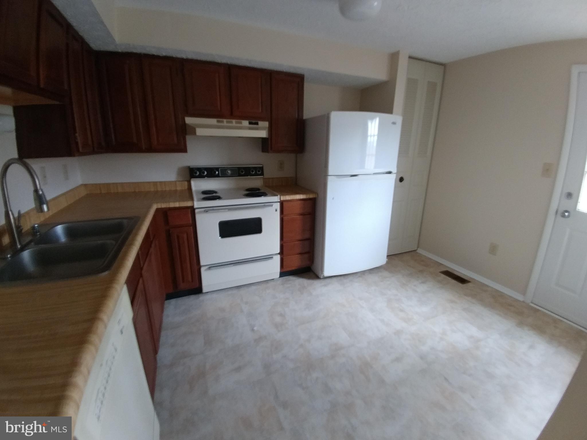 WOODS EDGE TOWNHOME CONDOMINIUMS - Residential Lease