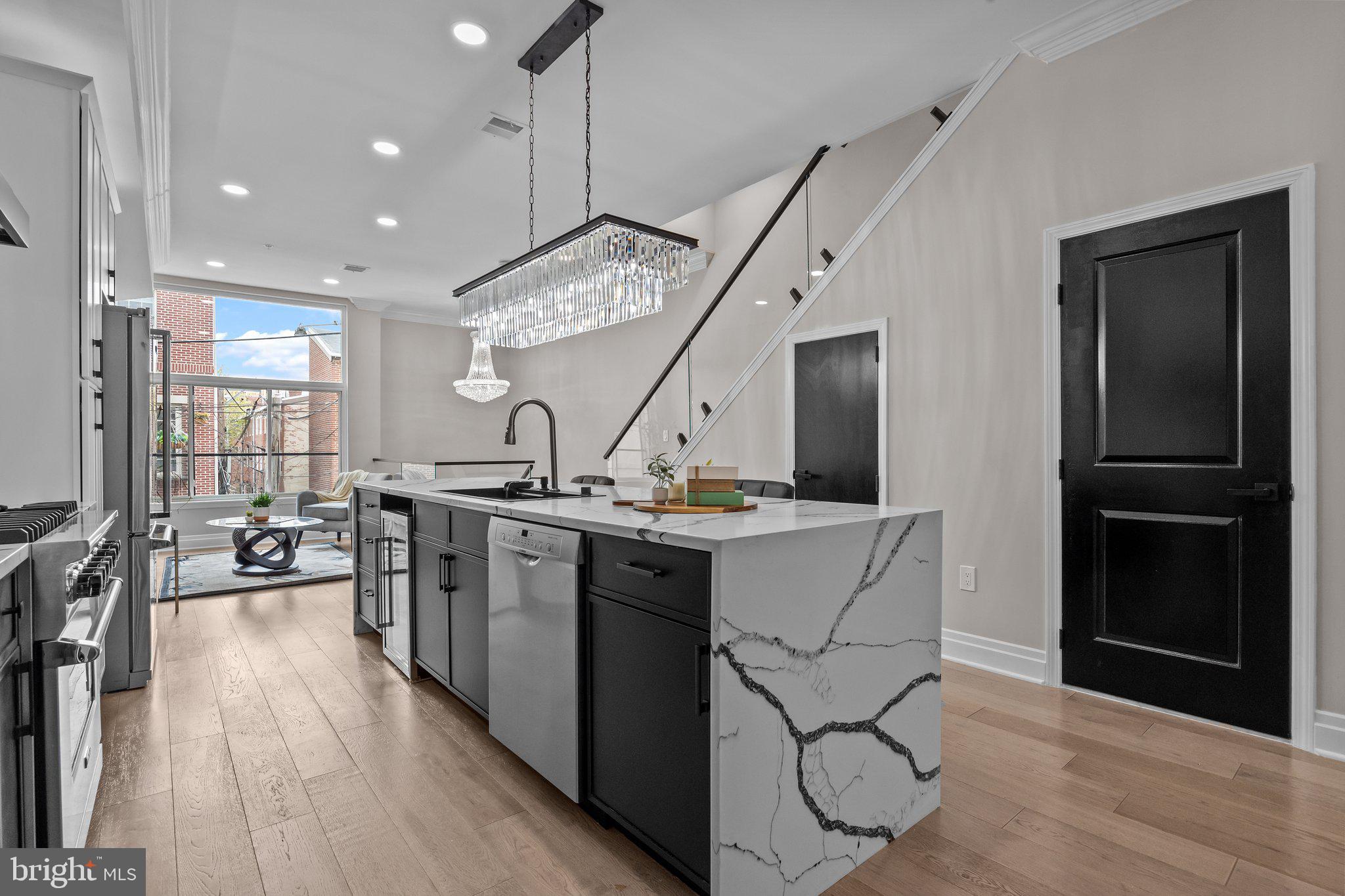 QUEEN VILLAGE - Residential