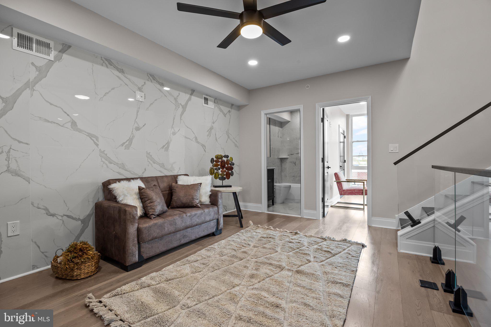 QUEEN VILLAGE - Residential