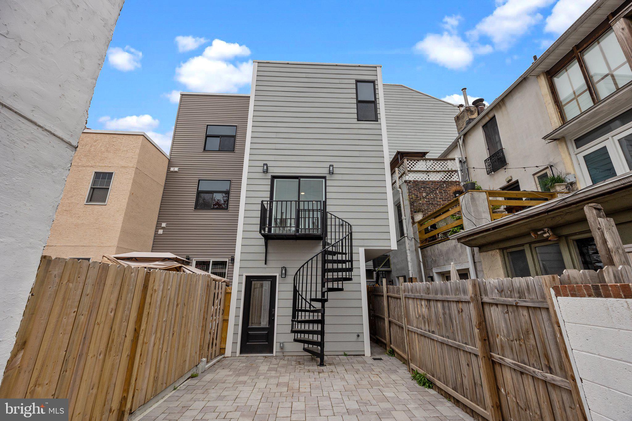 QUEEN VILLAGE - Residential