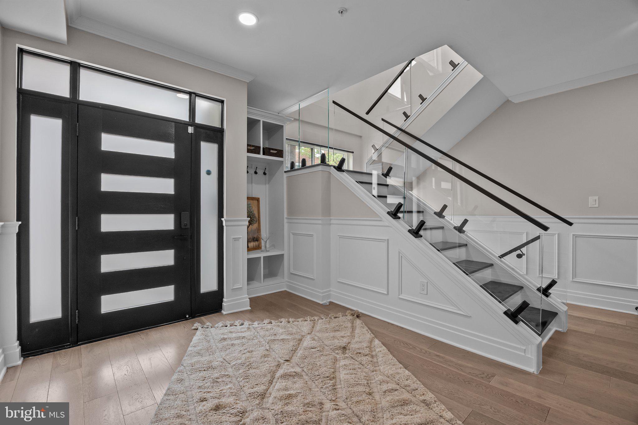 QUEEN VILLAGE - Residential