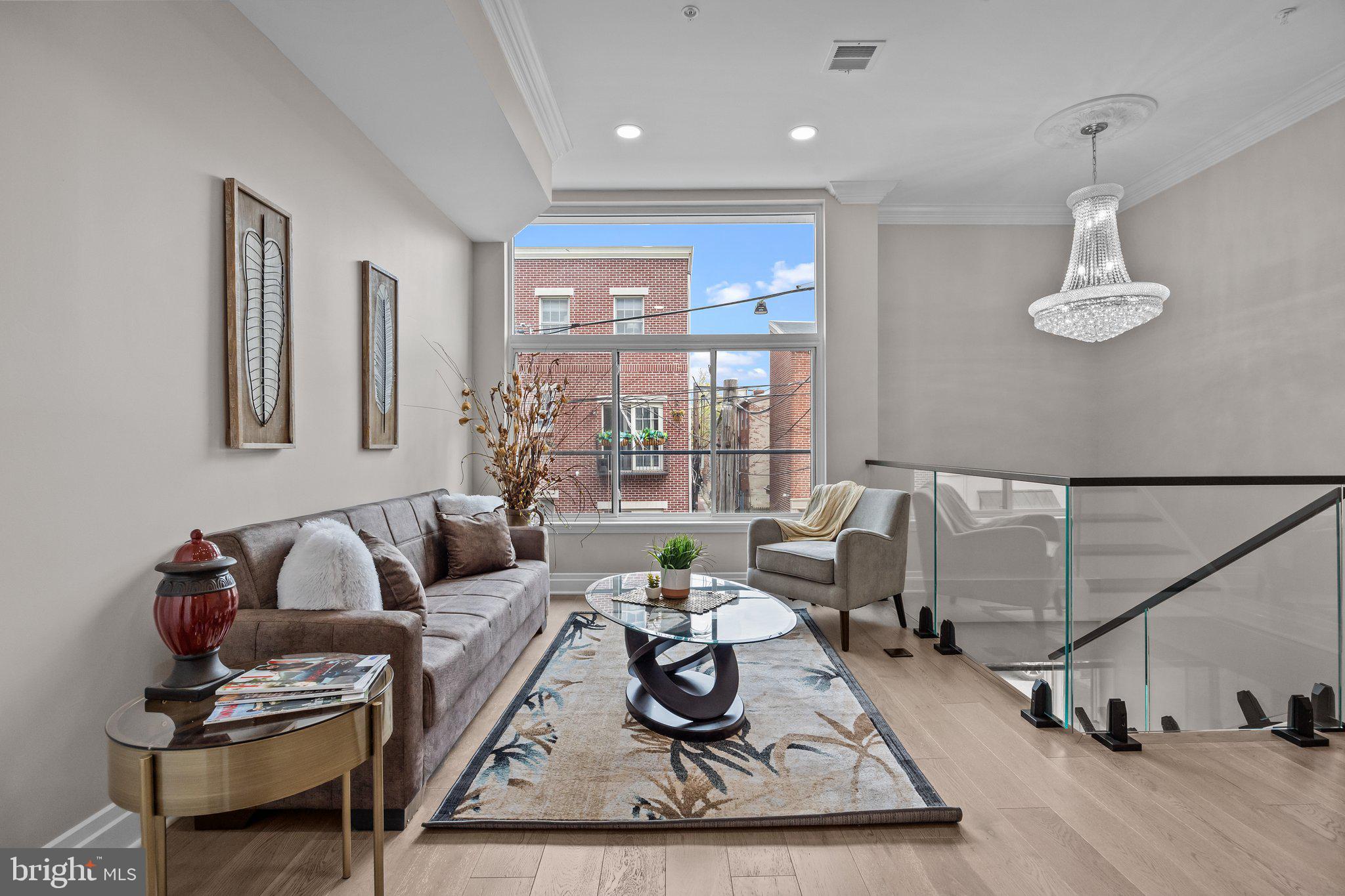 QUEEN VILLAGE - Residential