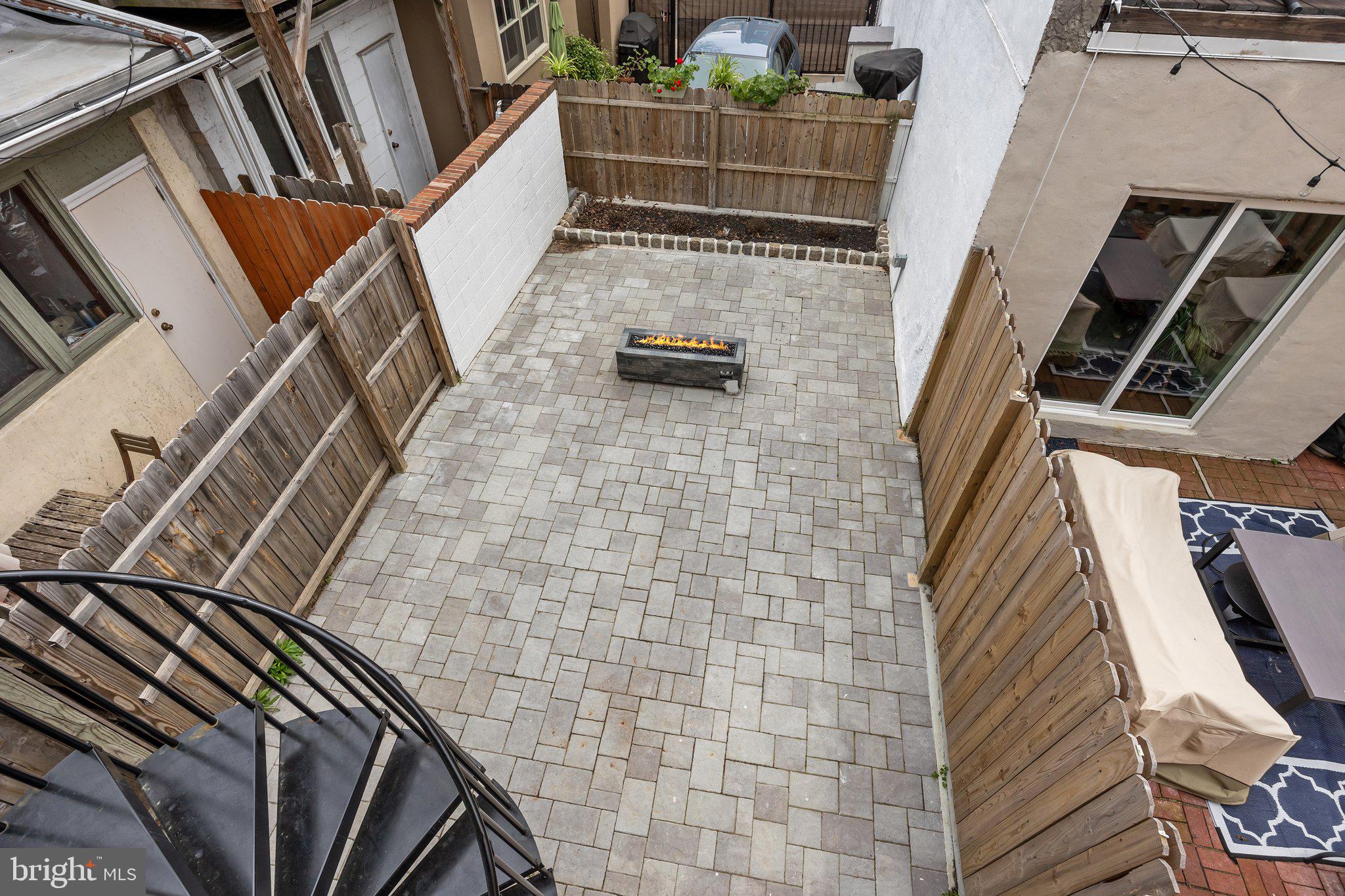 QUEEN VILLAGE - Residential