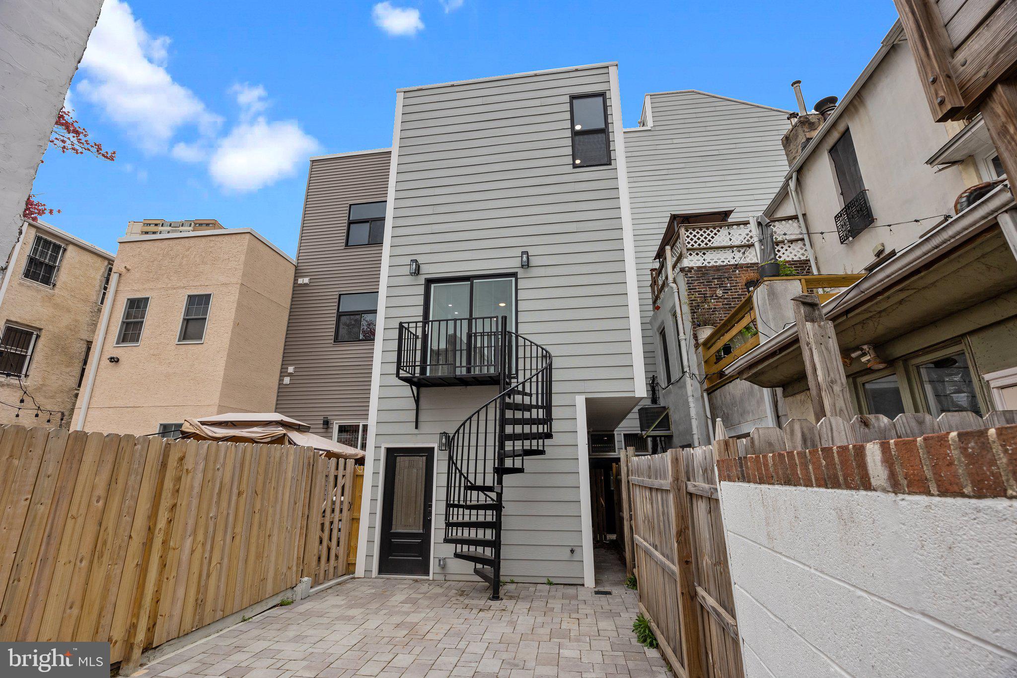 QUEEN VILLAGE - Residential