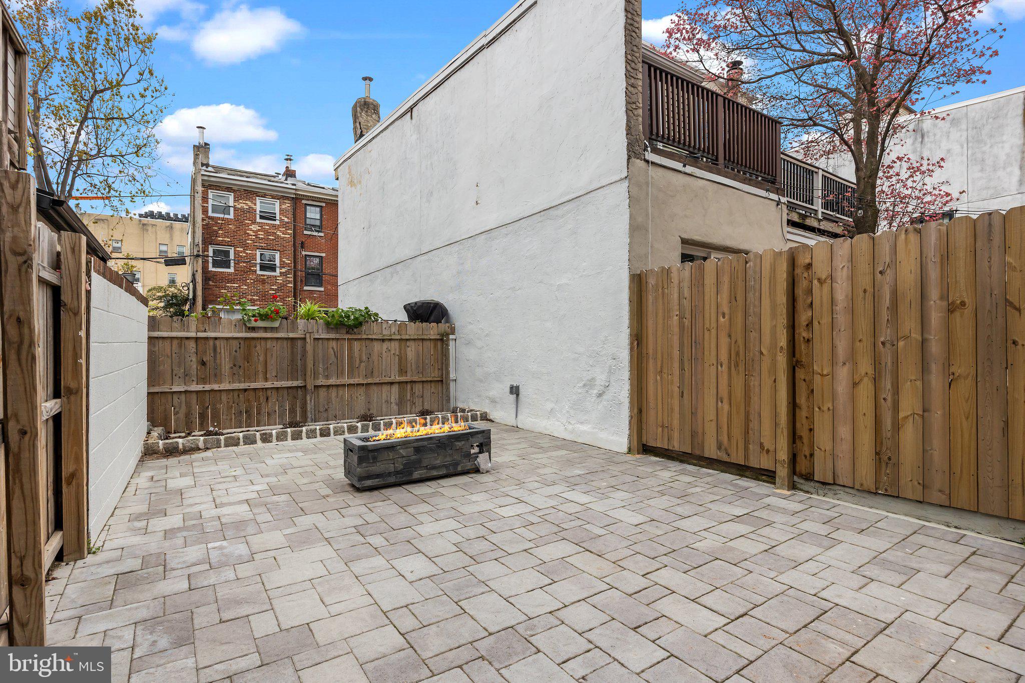 QUEEN VILLAGE - Residential
