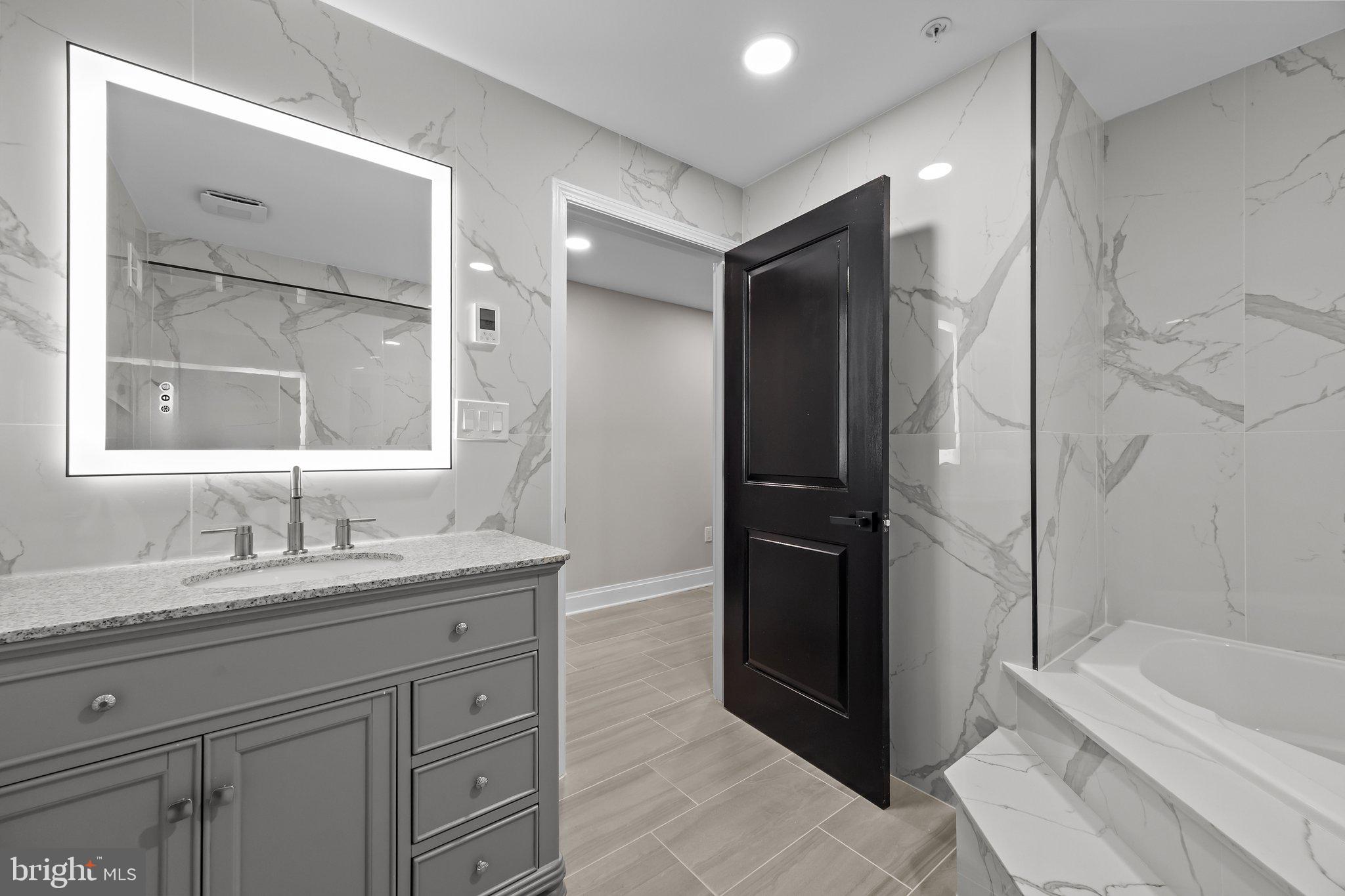 QUEEN VILLAGE - Residential