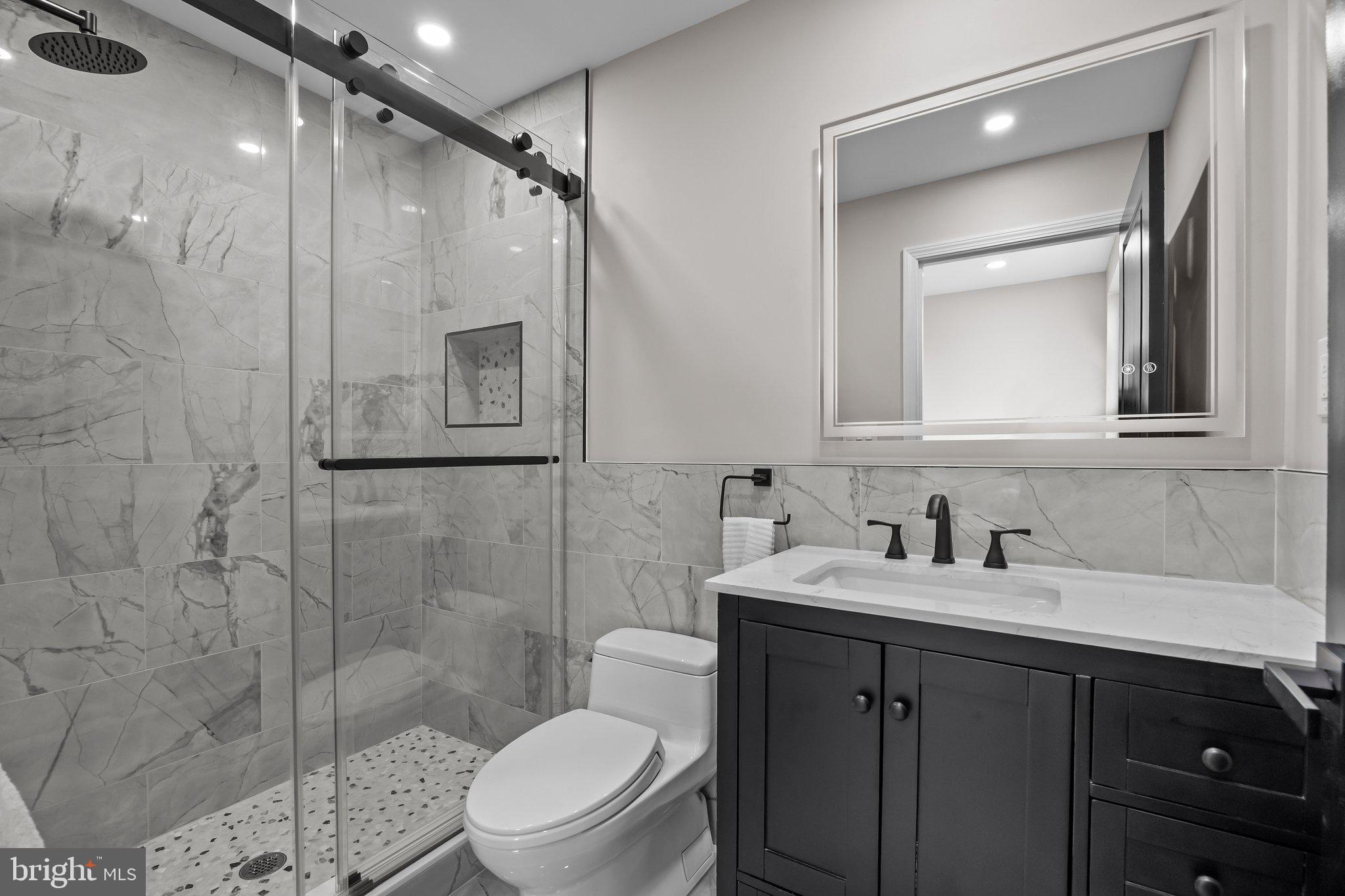 QUEEN VILLAGE - Residential