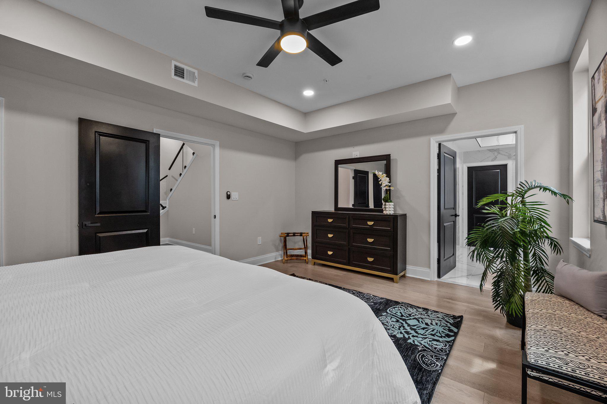 QUEEN VILLAGE - Residential