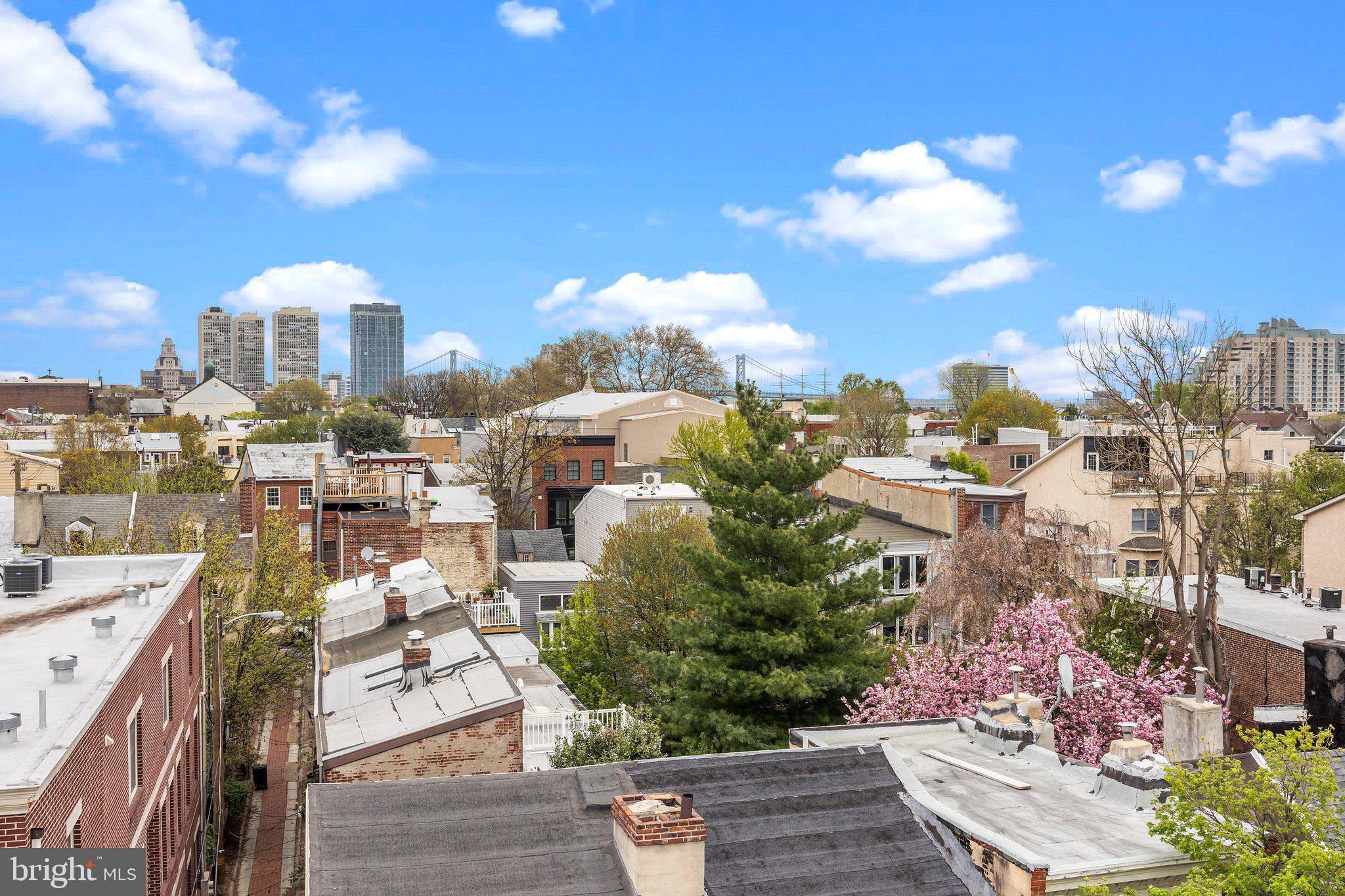 QUEEN VILLAGE - Residential