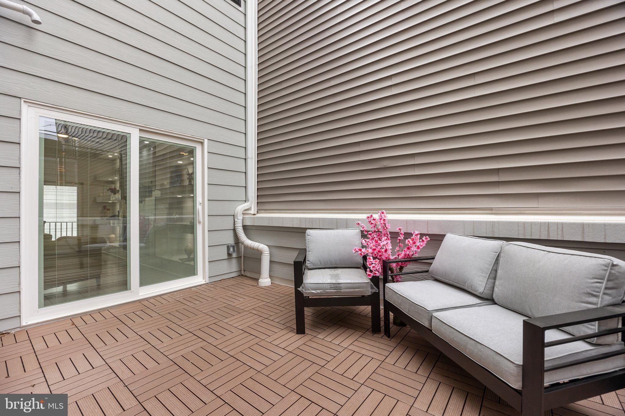 QUEEN VILLAGE - Residential