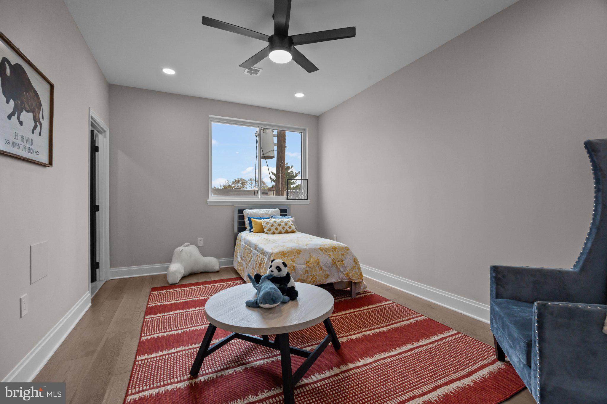 QUEEN VILLAGE - Residential