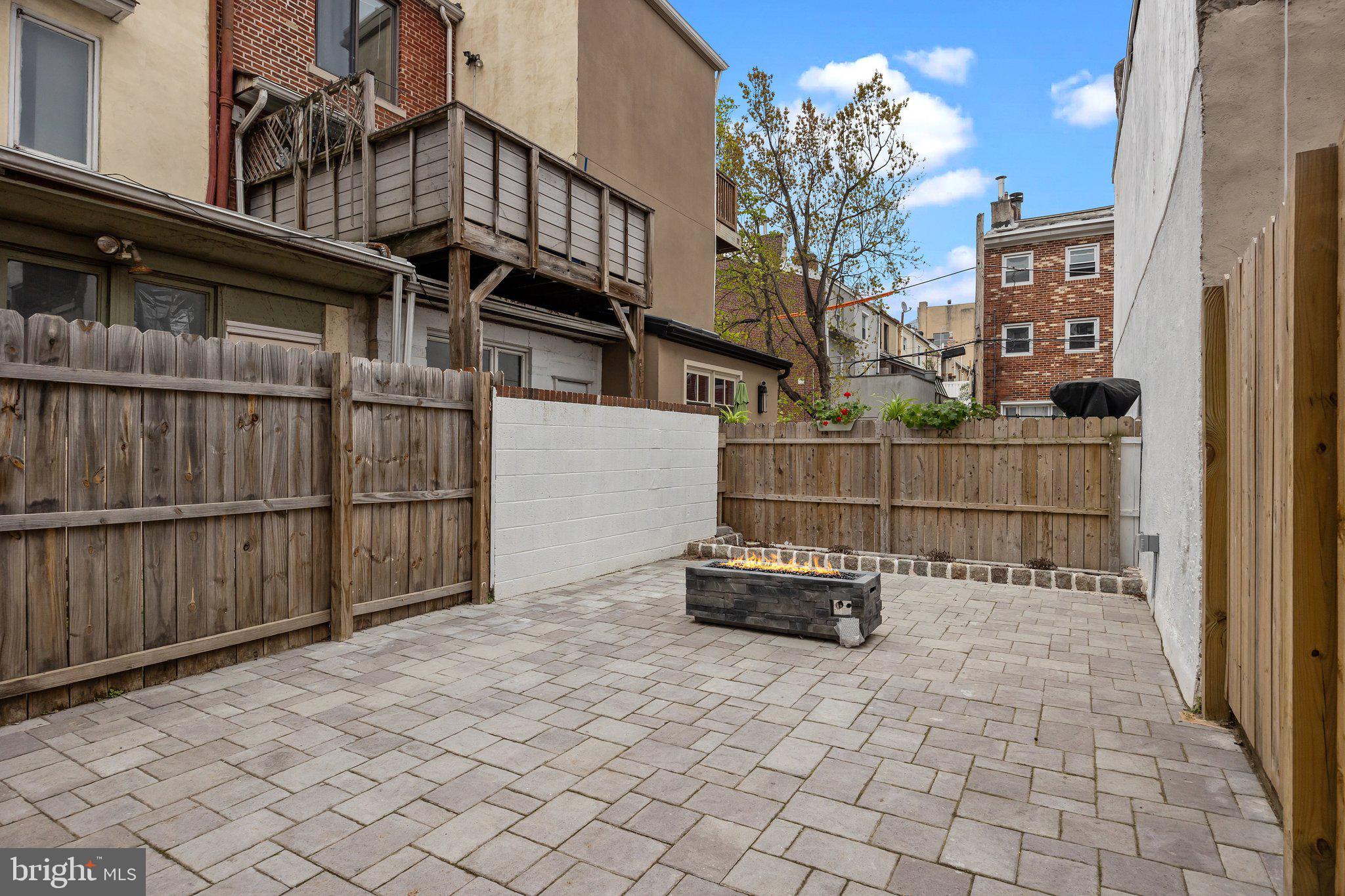 QUEEN VILLAGE - Residential