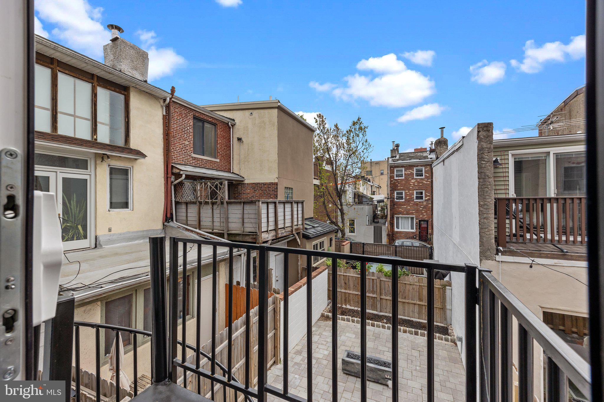 QUEEN VILLAGE - Residential
