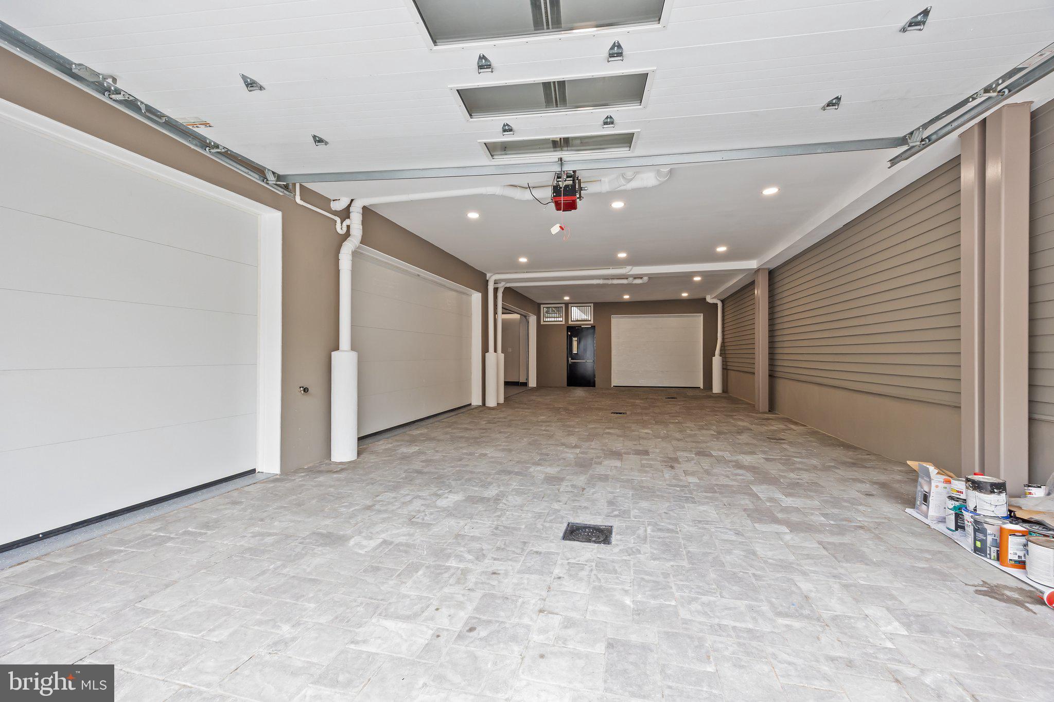 QUEEN VILLAGE - Residential