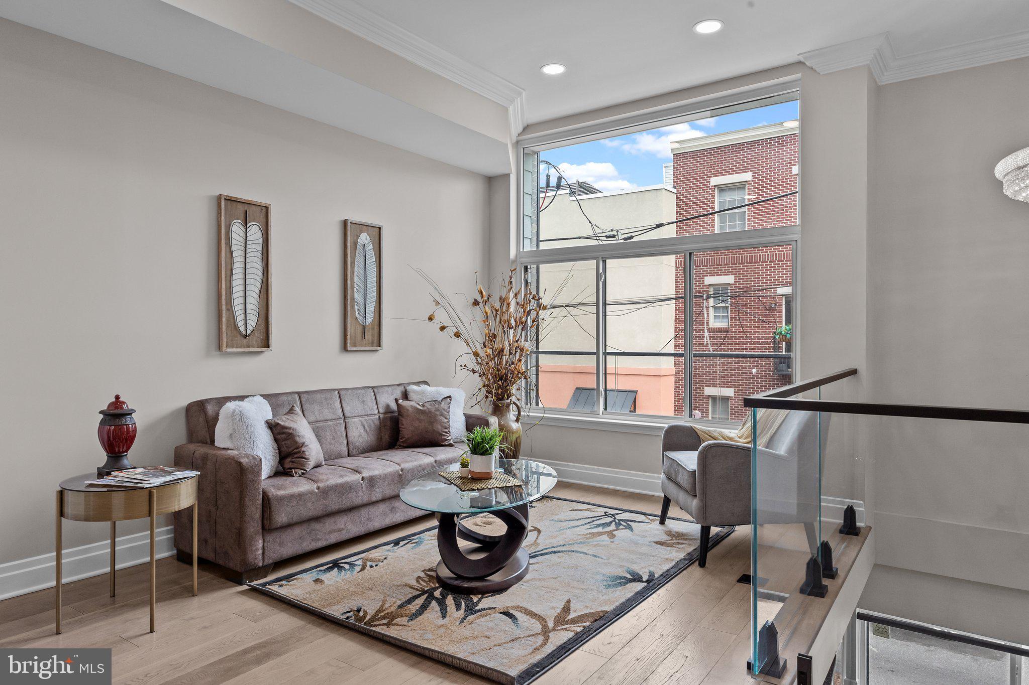 QUEEN VILLAGE - Residential