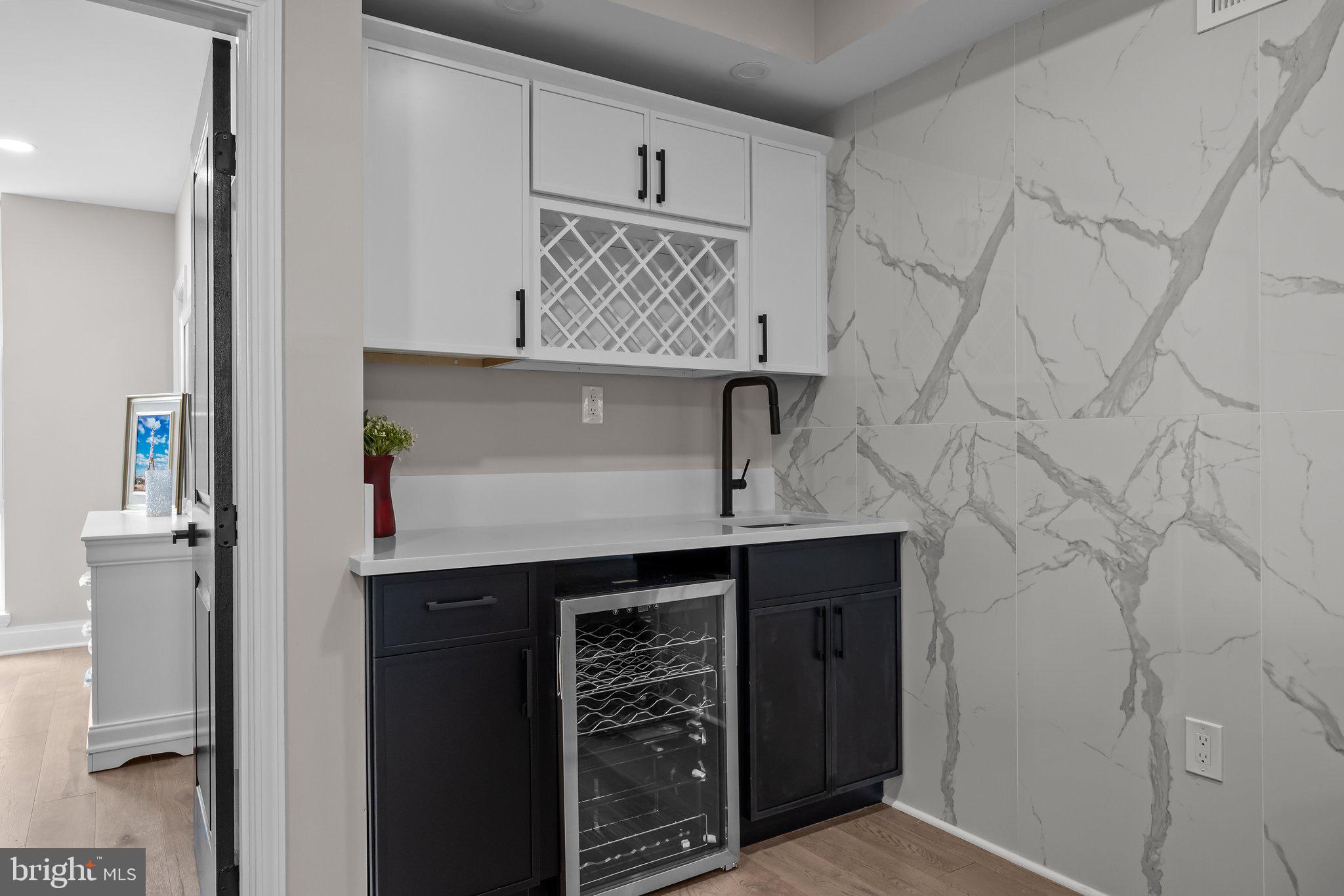 QUEEN VILLAGE - Residential
