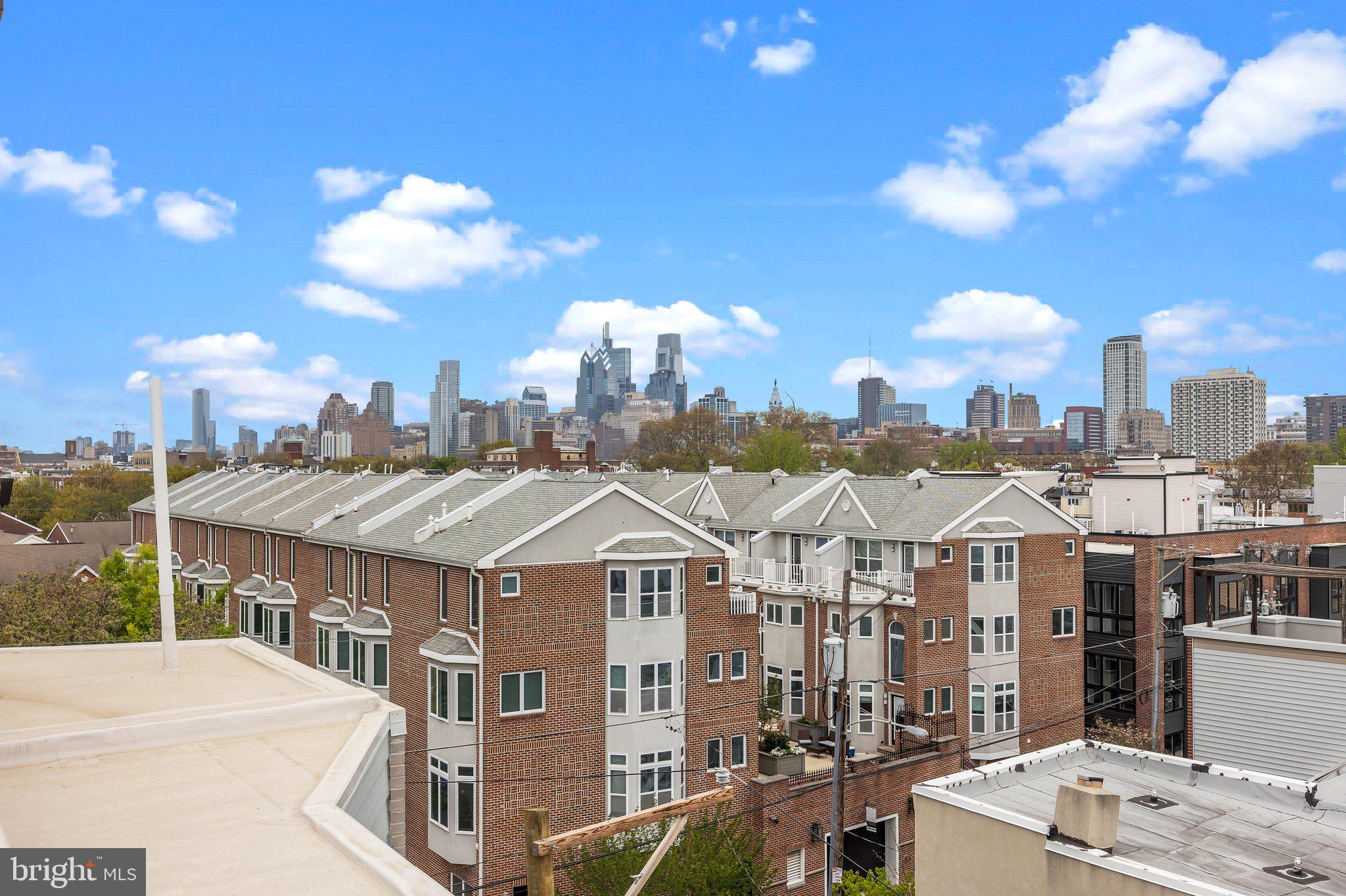 QUEEN VILLAGE - Residential