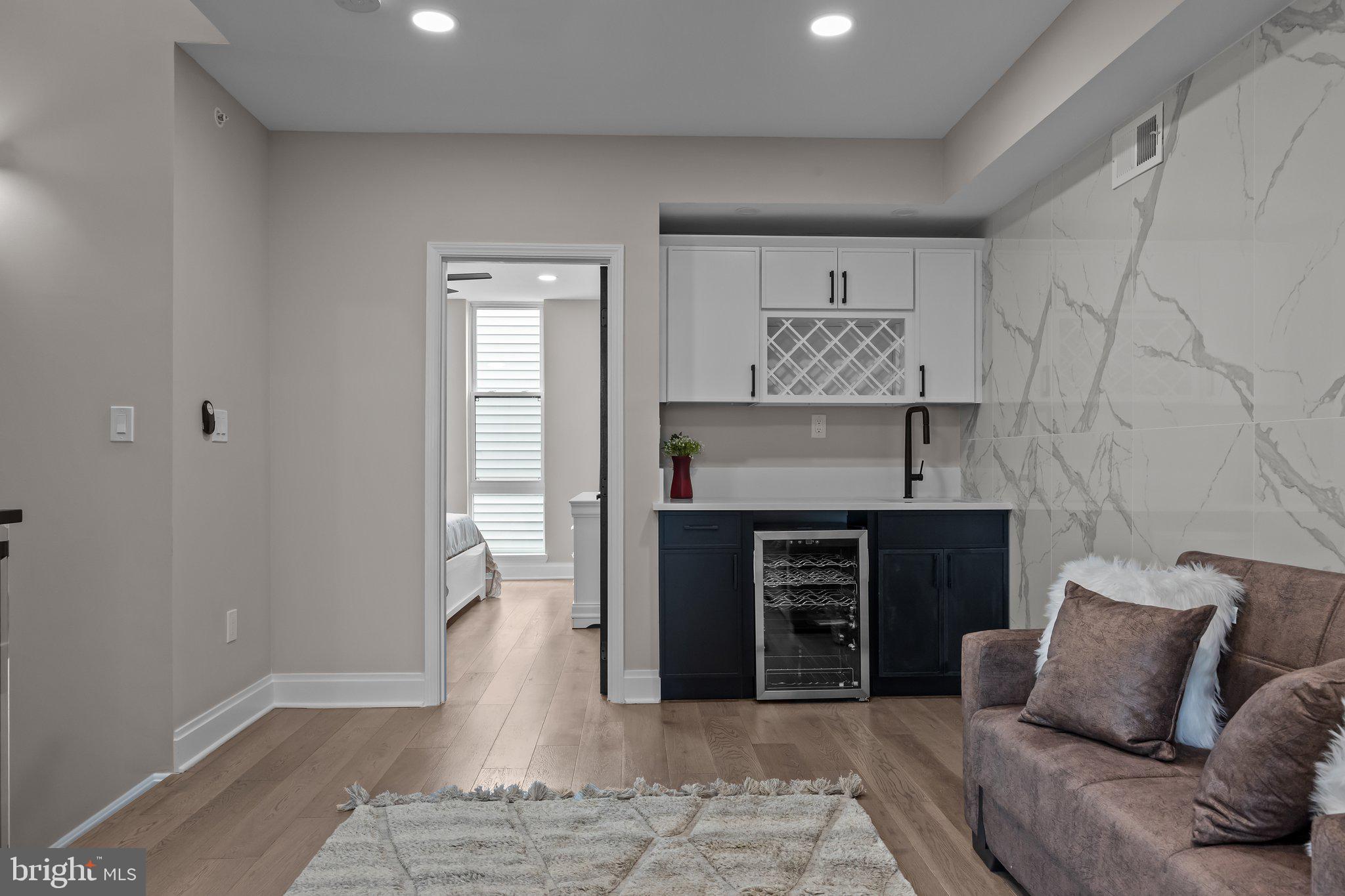 QUEEN VILLAGE - Residential