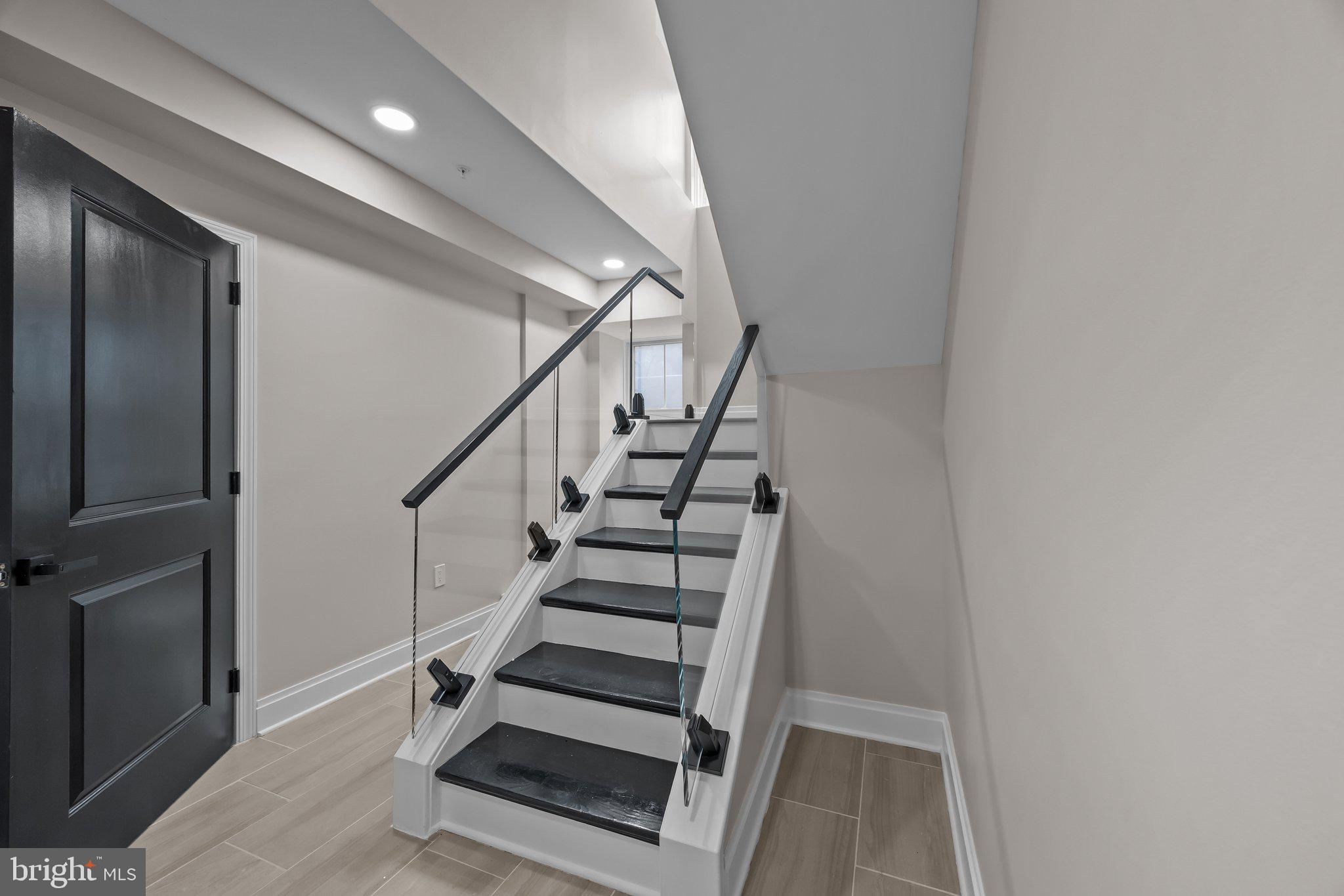 QUEEN VILLAGE - Residential
