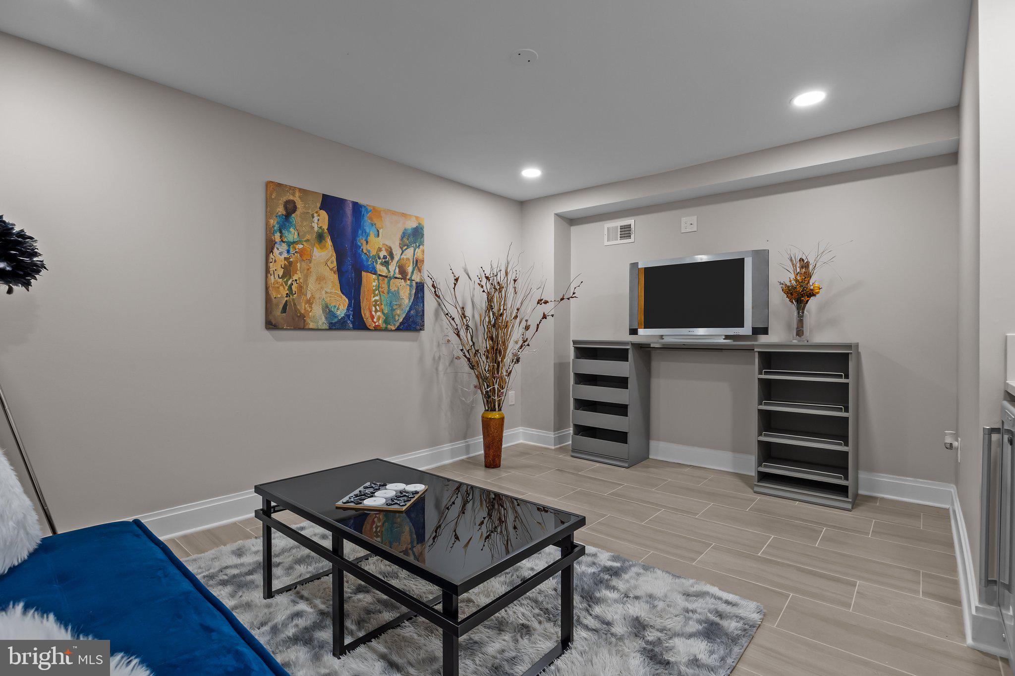 QUEEN VILLAGE - Residential