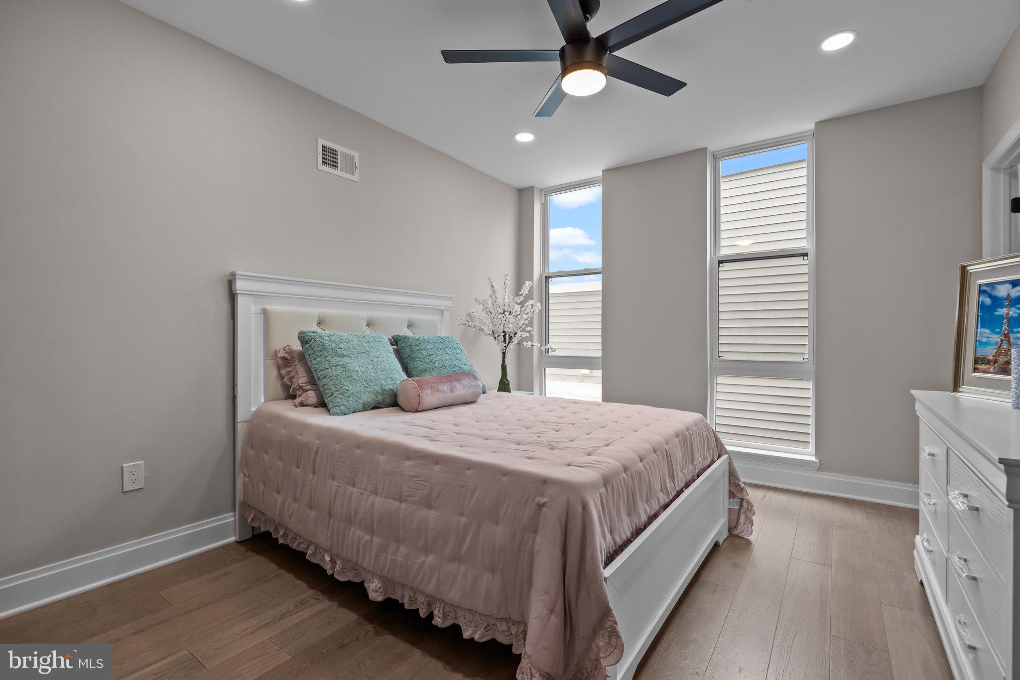 QUEEN VILLAGE - Residential