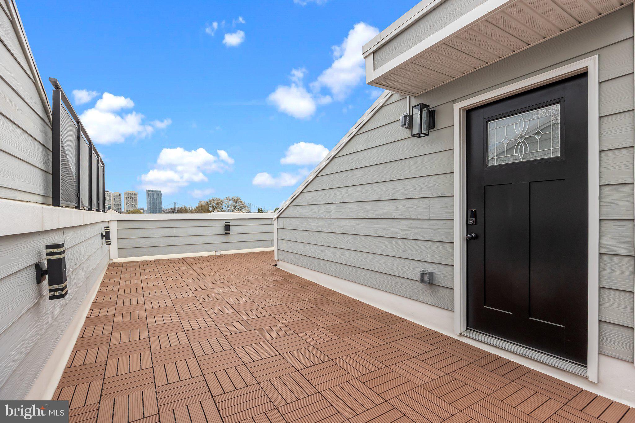 QUEEN VILLAGE - Residential
