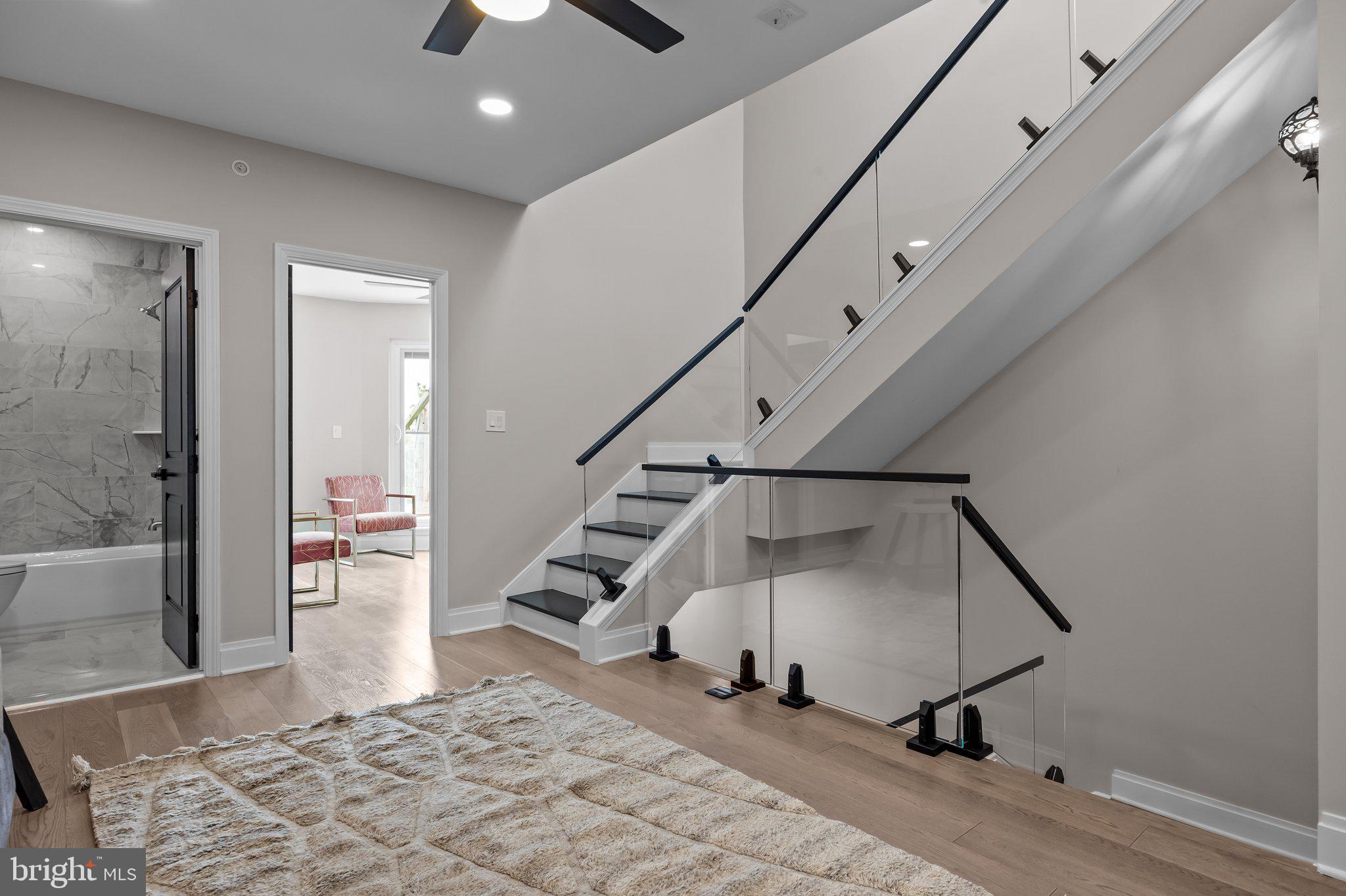 QUEEN VILLAGE - Residential