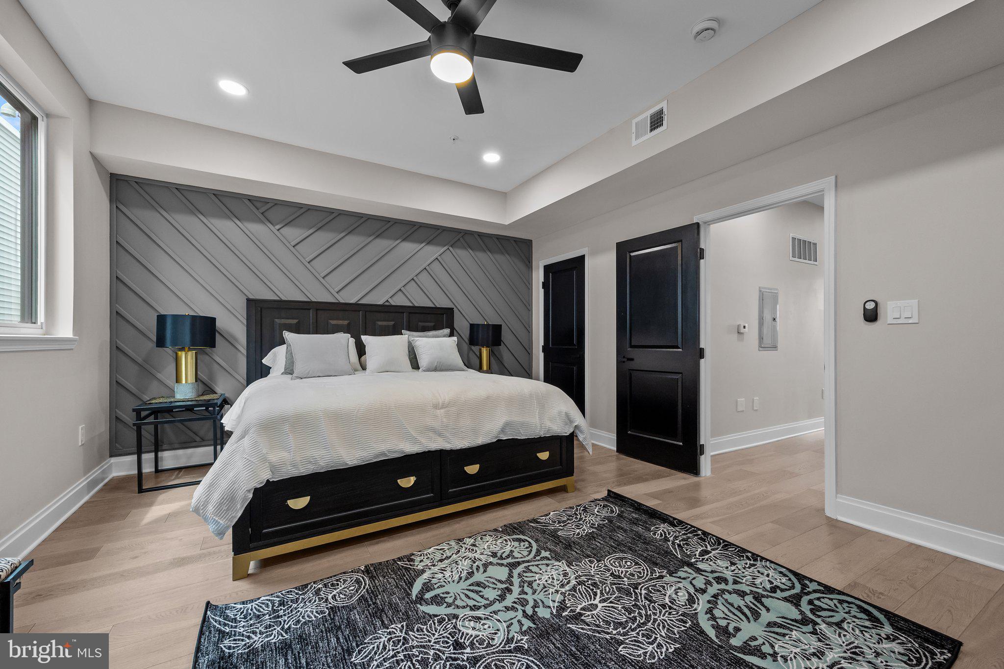 QUEEN VILLAGE - Residential