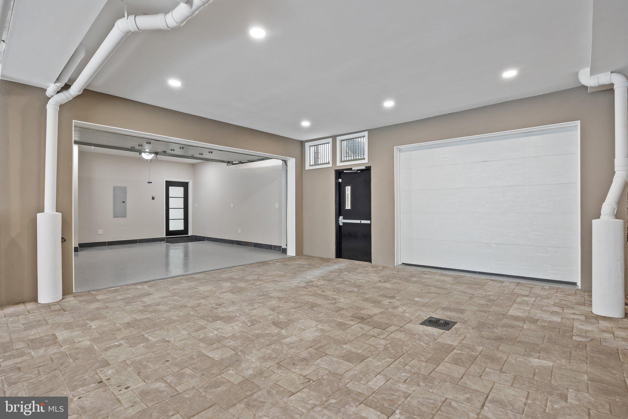 QUEEN VILLAGE - Residential