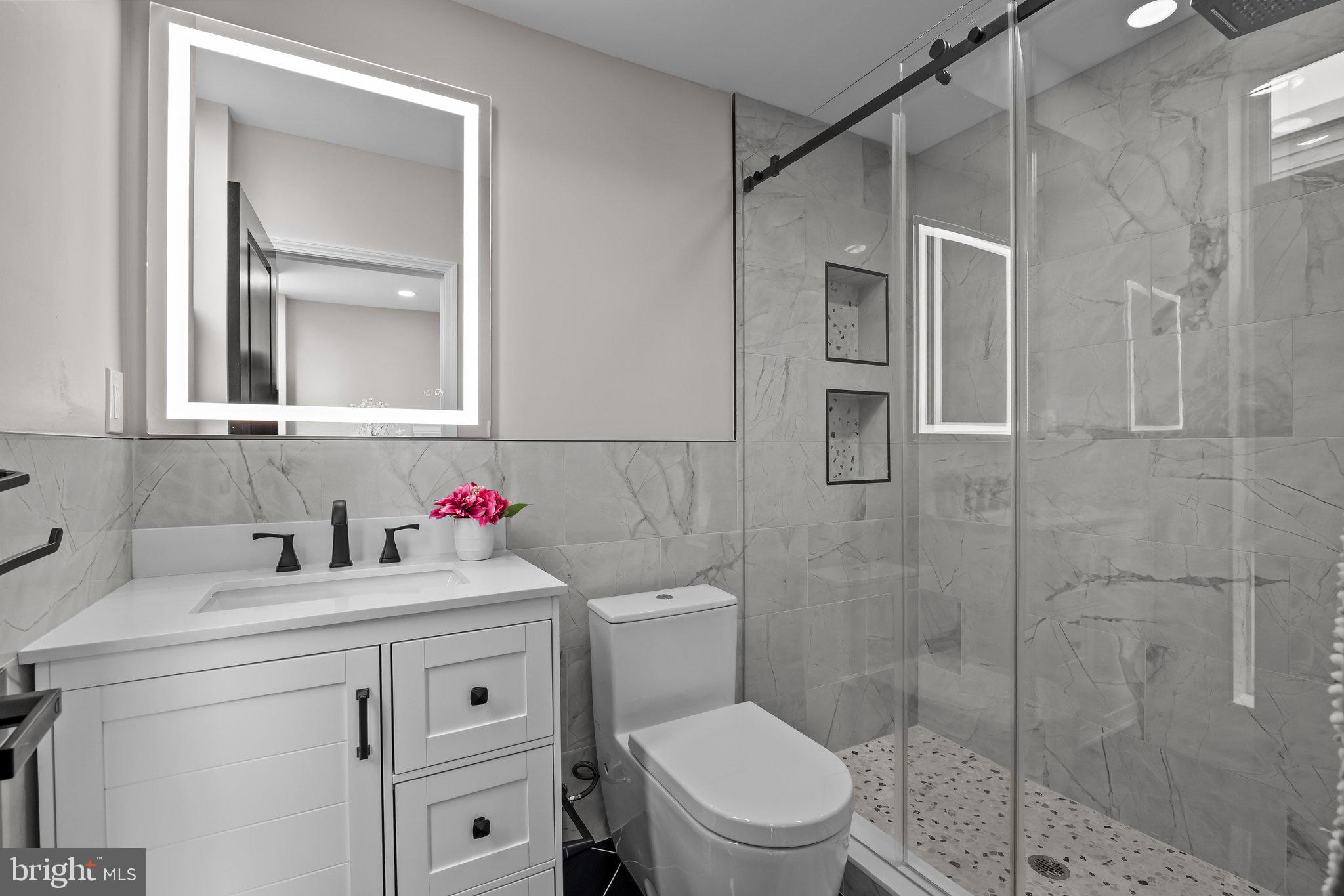 QUEEN VILLAGE - Residential