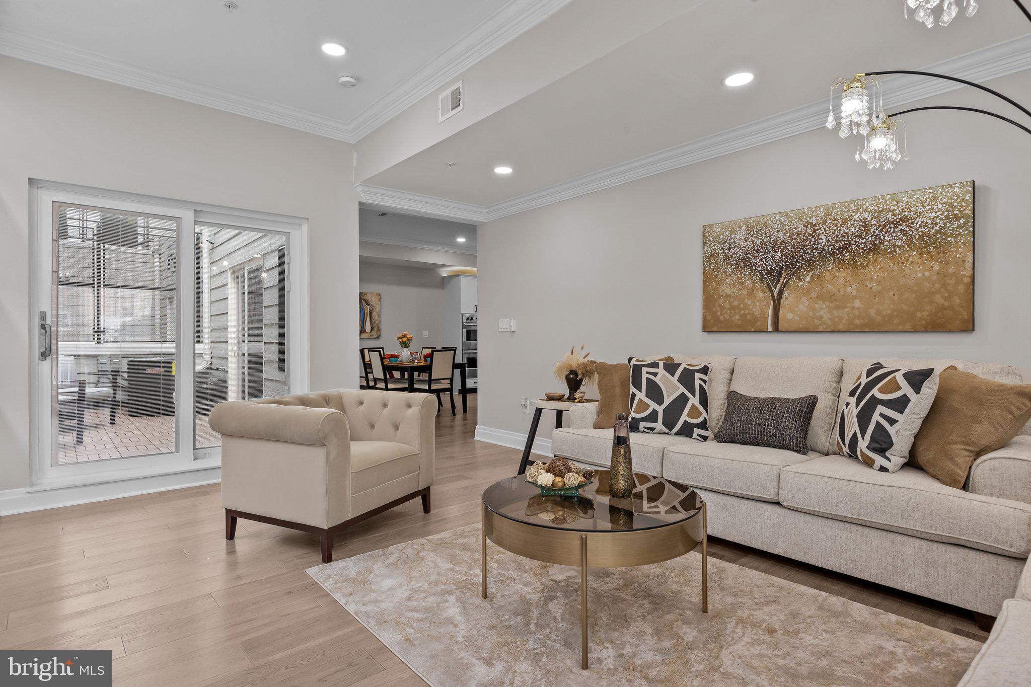 QUEEN VILLAGE - Residential