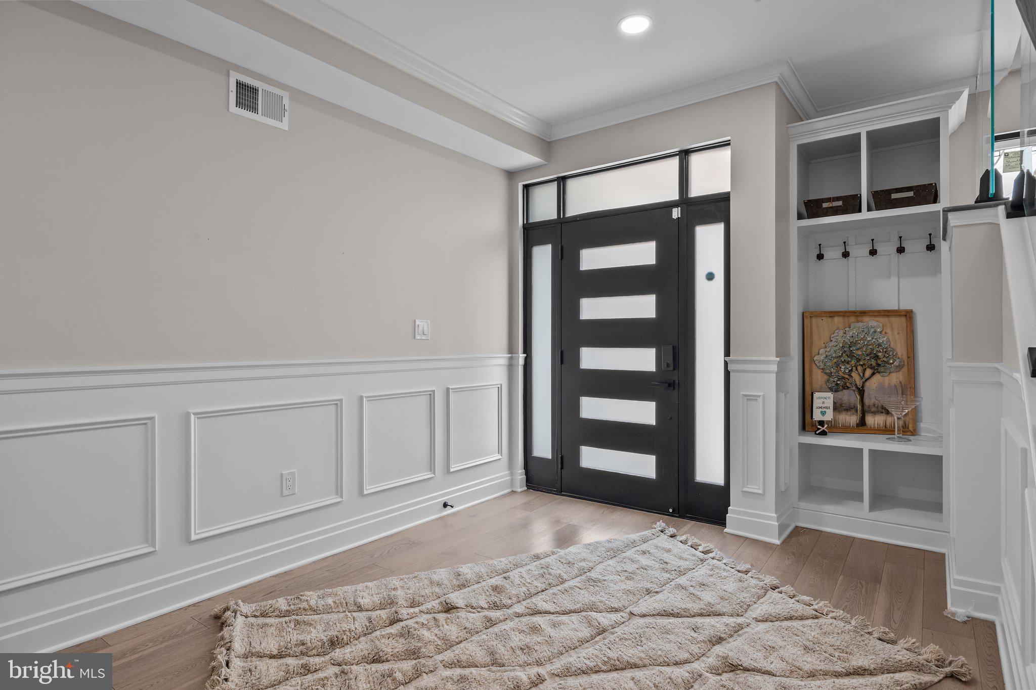 QUEEN VILLAGE - Residential