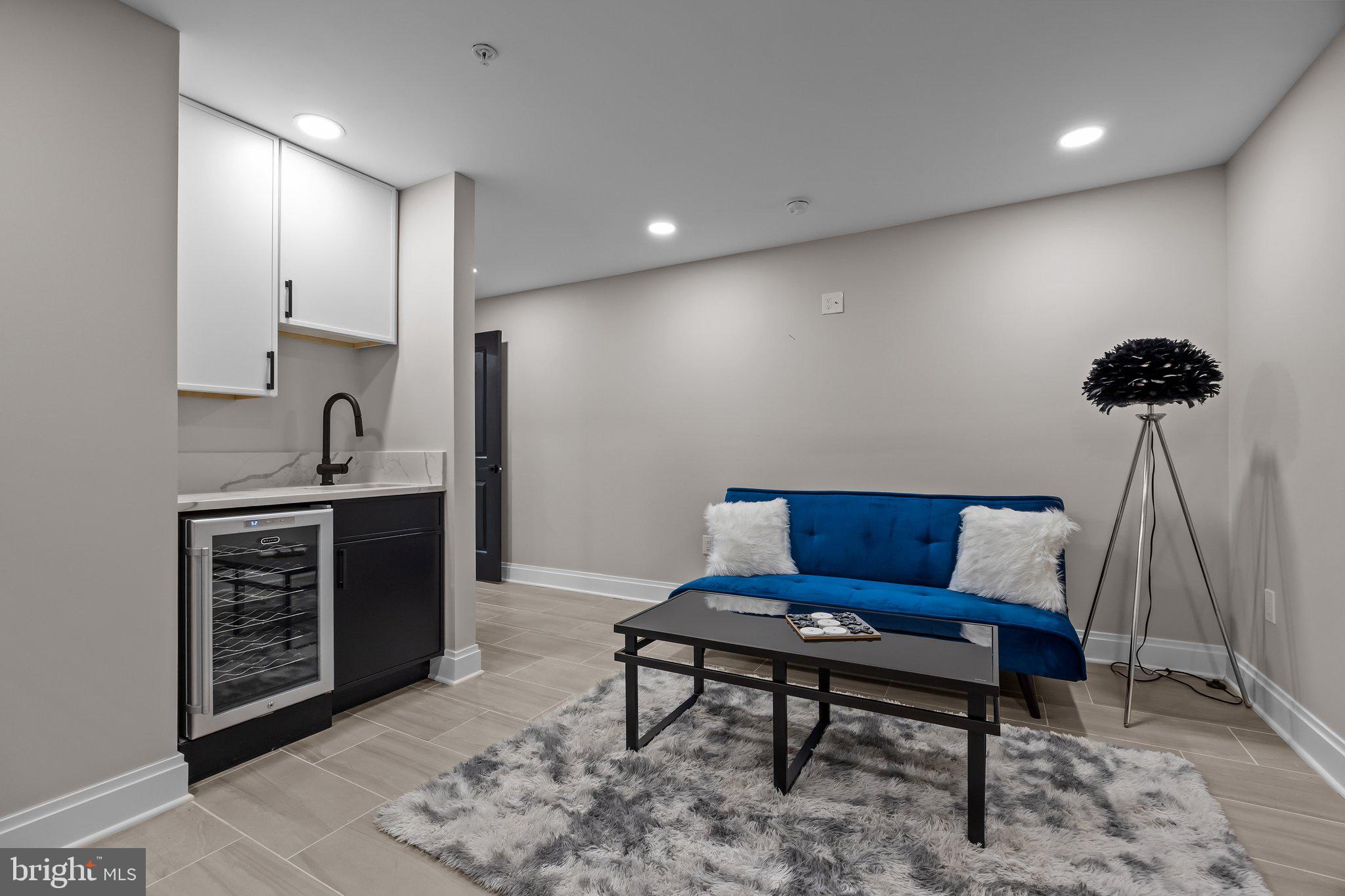QUEEN VILLAGE - Residential